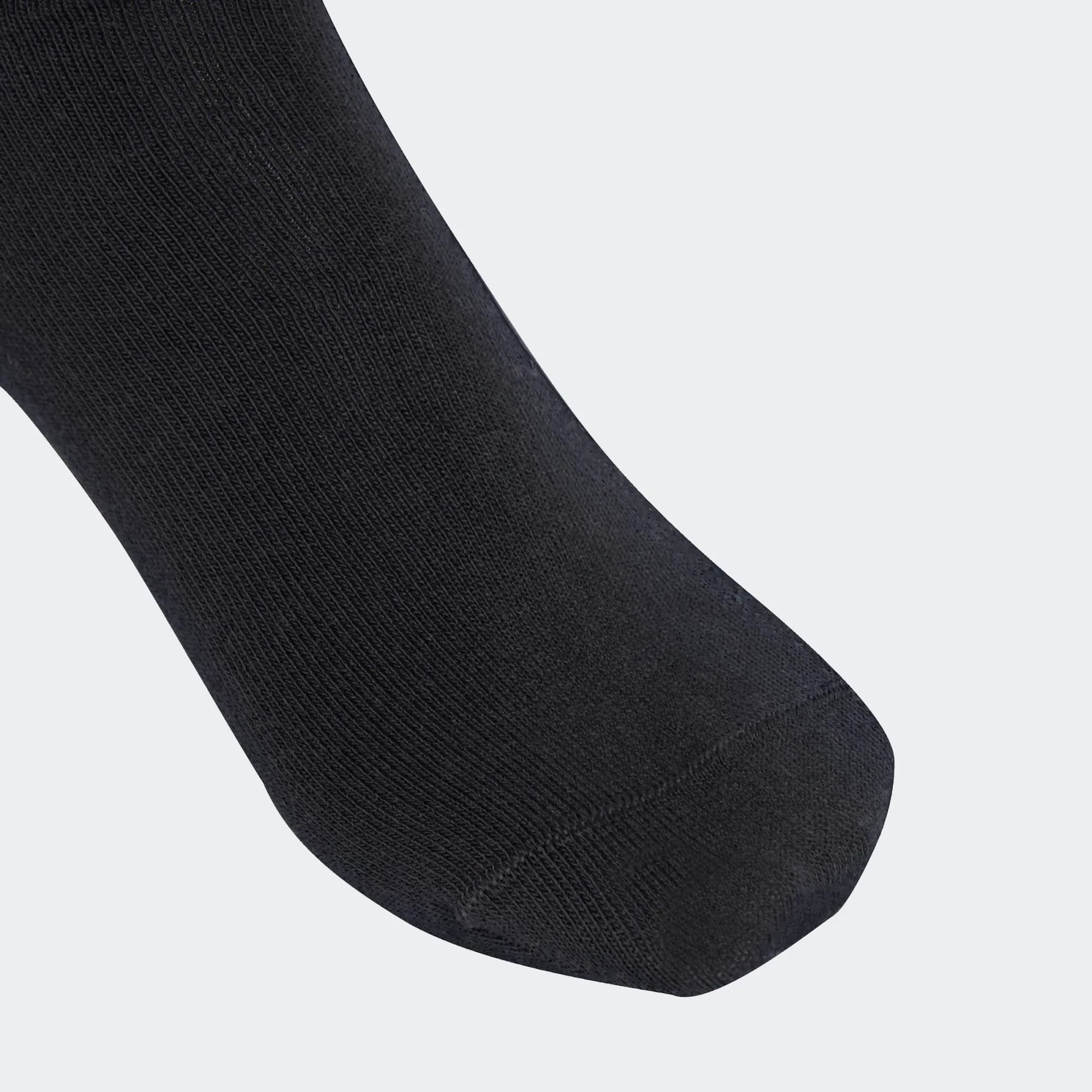 “adidas Originals 3-Stripes Crew Socks im 3er Pack in Schwarz – Fokus auf die weißen Streifen und das Logo bei Stickabush.“