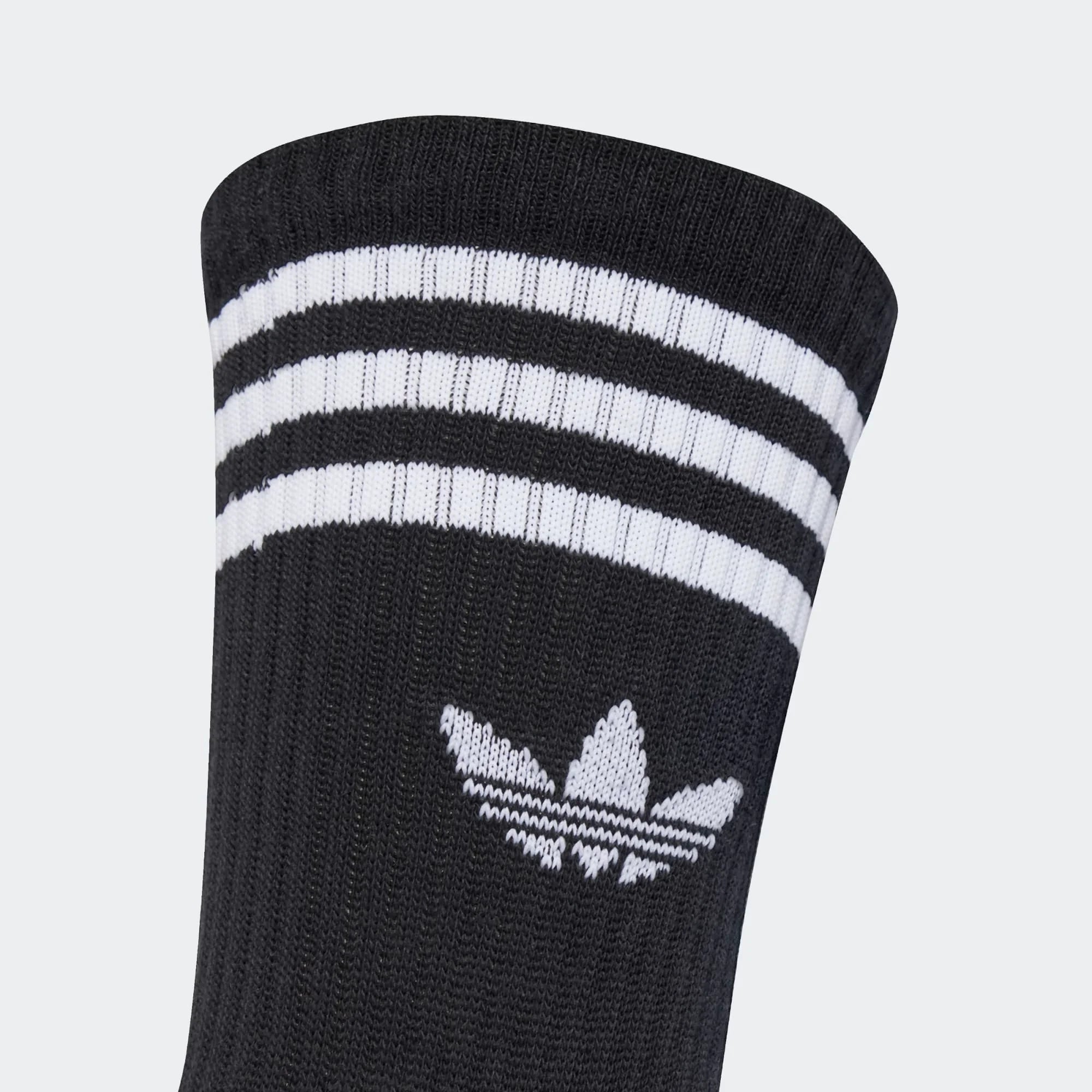 “adidas Originals 3-Stripes Crew Socks im 3er Pack in Schwarz – Fokus auf die weißen Streifen und das Logo bei Stickabush.“