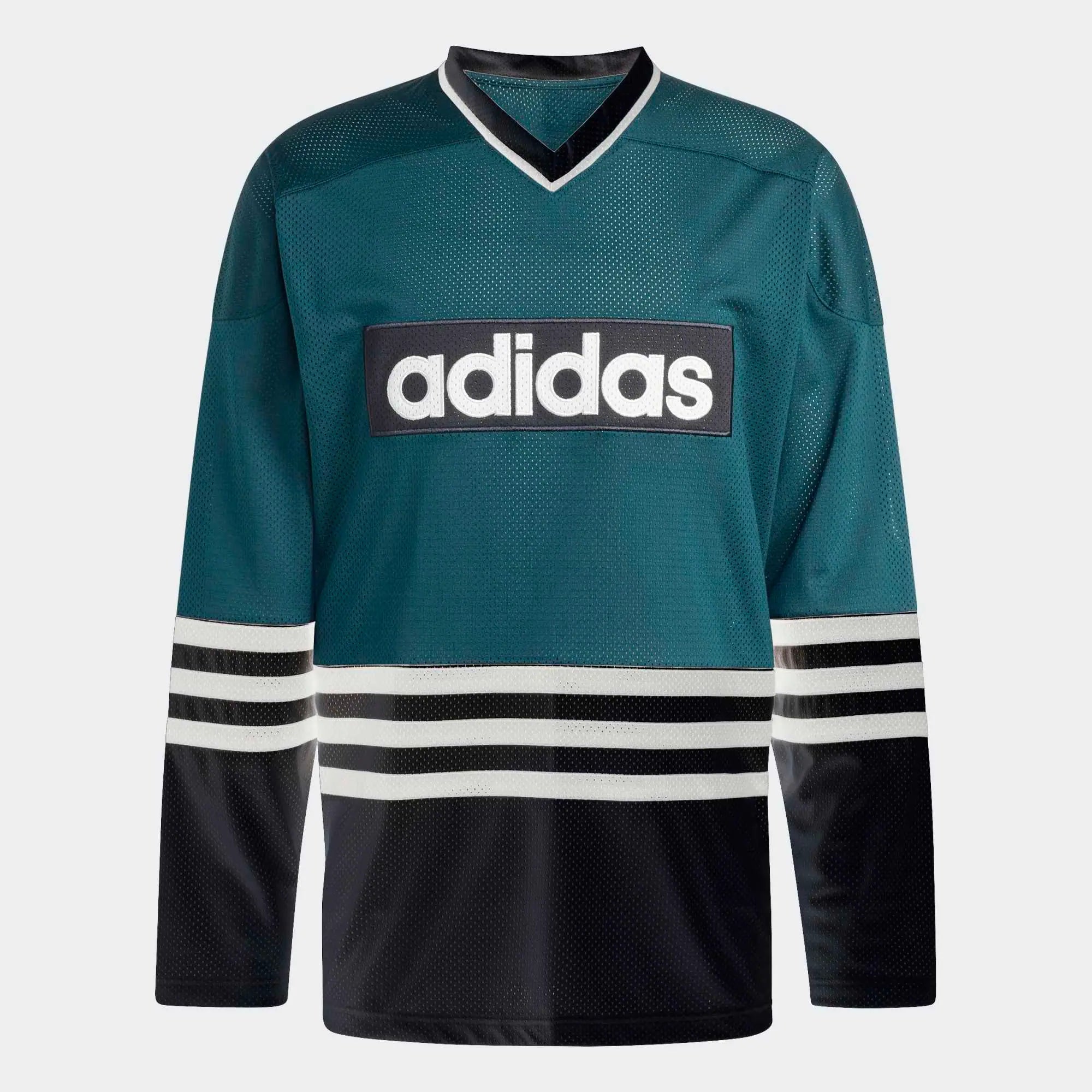 "Grünes adidas Originals Hockey Jersey (Aurora Ivy) mit V-Ausschnitt, weißen Kontraststreifen und Trefoil-Logo auf der Brust bei Stickabush Berlin."