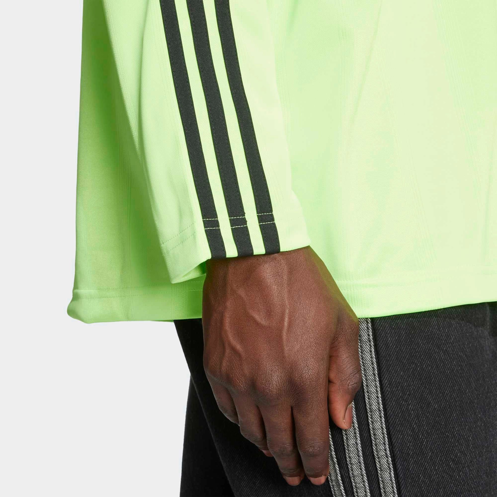 „Adidas Originals Adicolor Jacquard Long-Sleeve Jersey in Signal Green/Black – Vorderansicht des Retro-Oberteils mit Trefoil-Stickerei, 3-Stripes und geometrischem Jacquard-Muster bei Stickabush.“