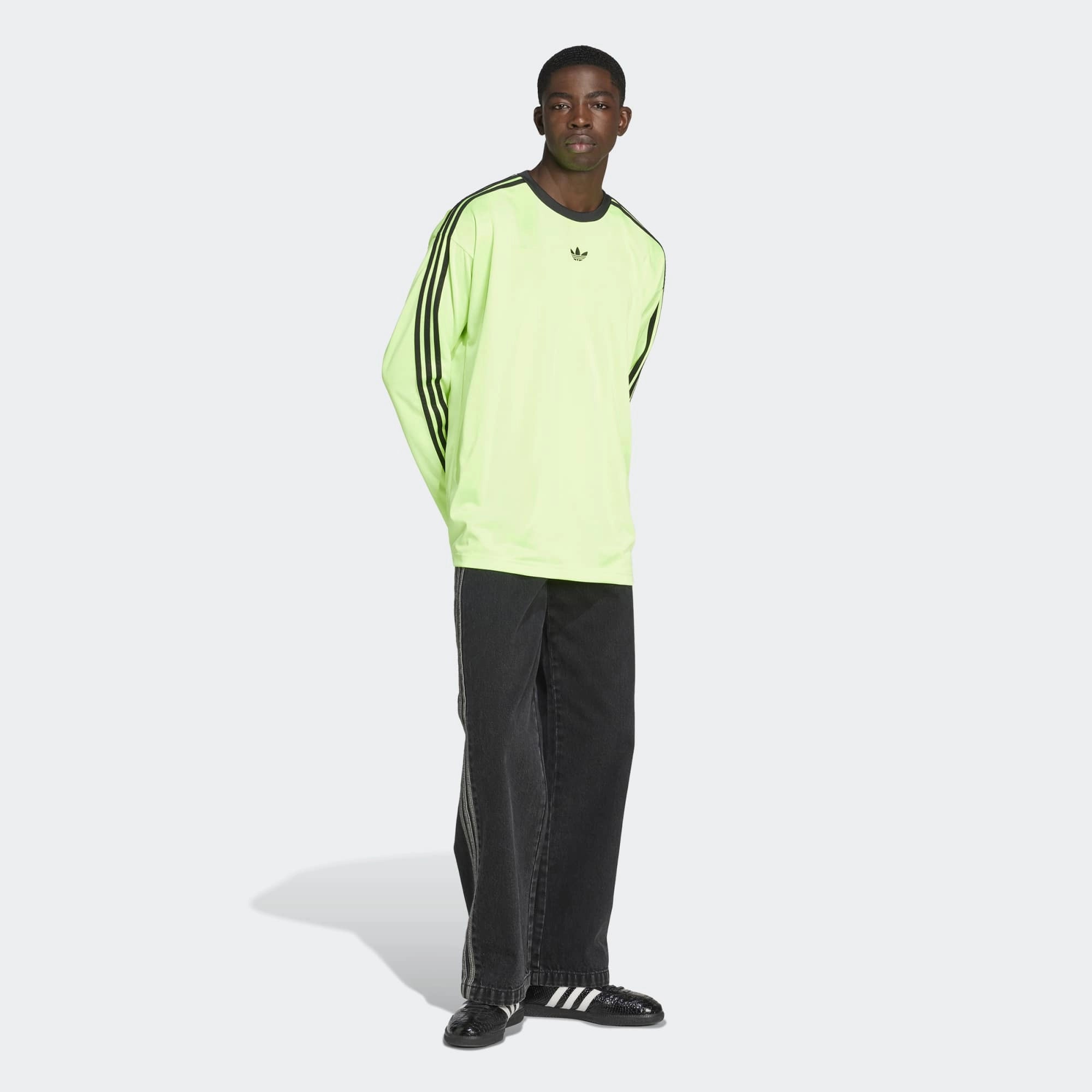 „Adidas Originals Adicolor Jacquard Long-Sleeve Jersey in Signal Green/Black – Vorderansicht des Retro-Oberteils mit Trefoil-Stickerei, 3-Stripes und geometrischem Jacquard-Muster bei Stickabush.“