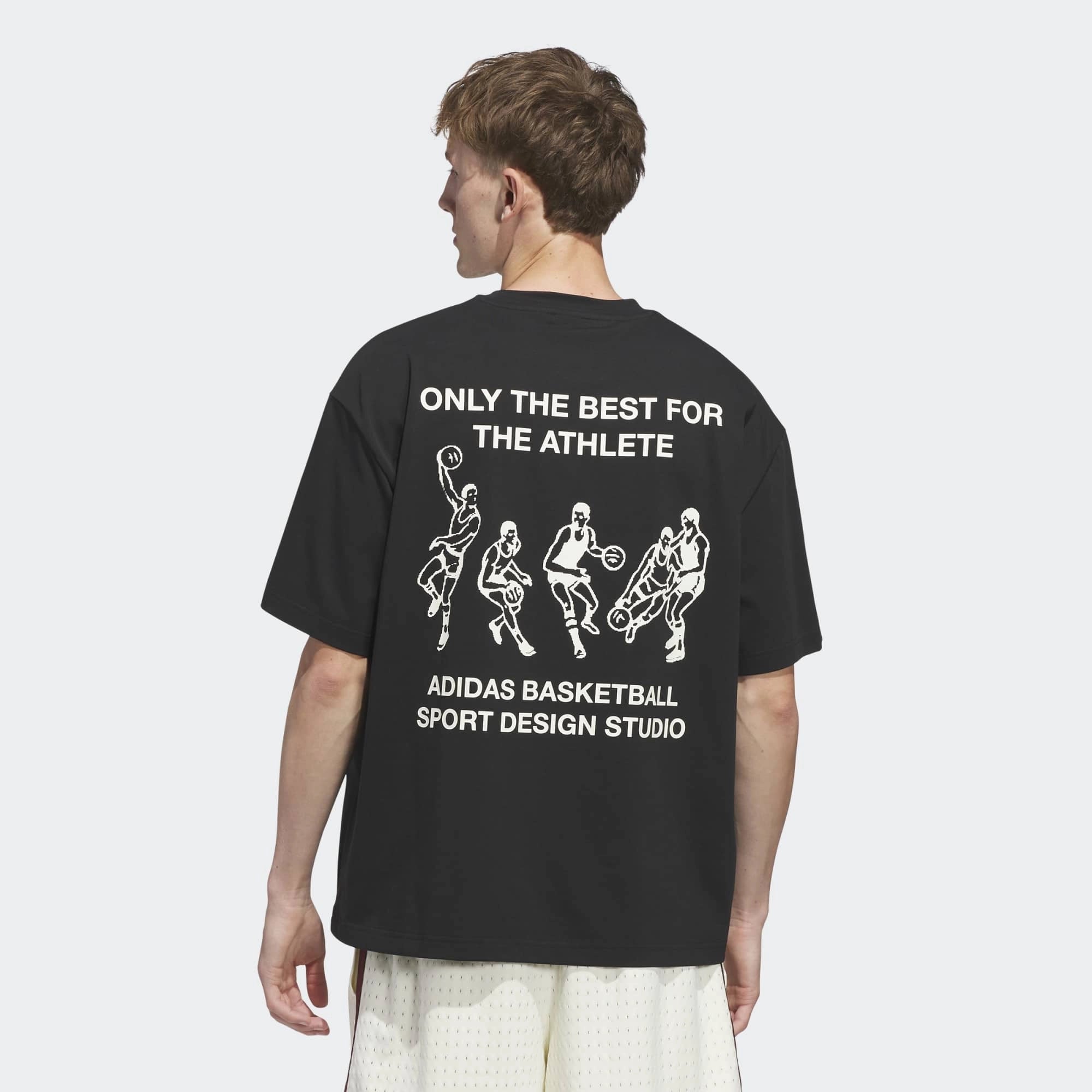 „Hinteransicht Model des adidas Originals Sport Design GFX Tee in Schwarz mit zentralem Retro-Sportgrafik-Print bei Stickabush Berlin.“