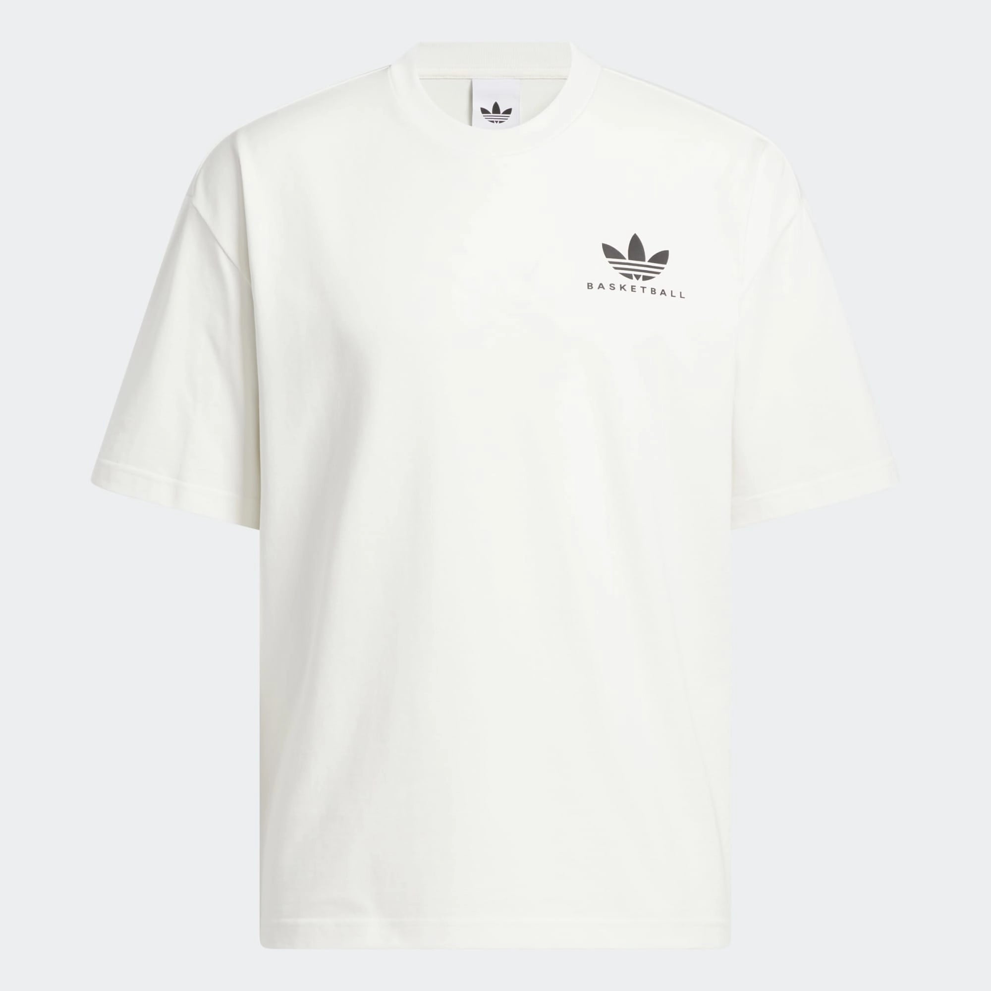 "Vorderansicht des Adidas Originals Worldwide Hoops GFX Tee in Cloud White – Weißes Baumwoll-T-Shirt mit schwarzem Basketball-Grafikprint bei Stickabush Berlin.“