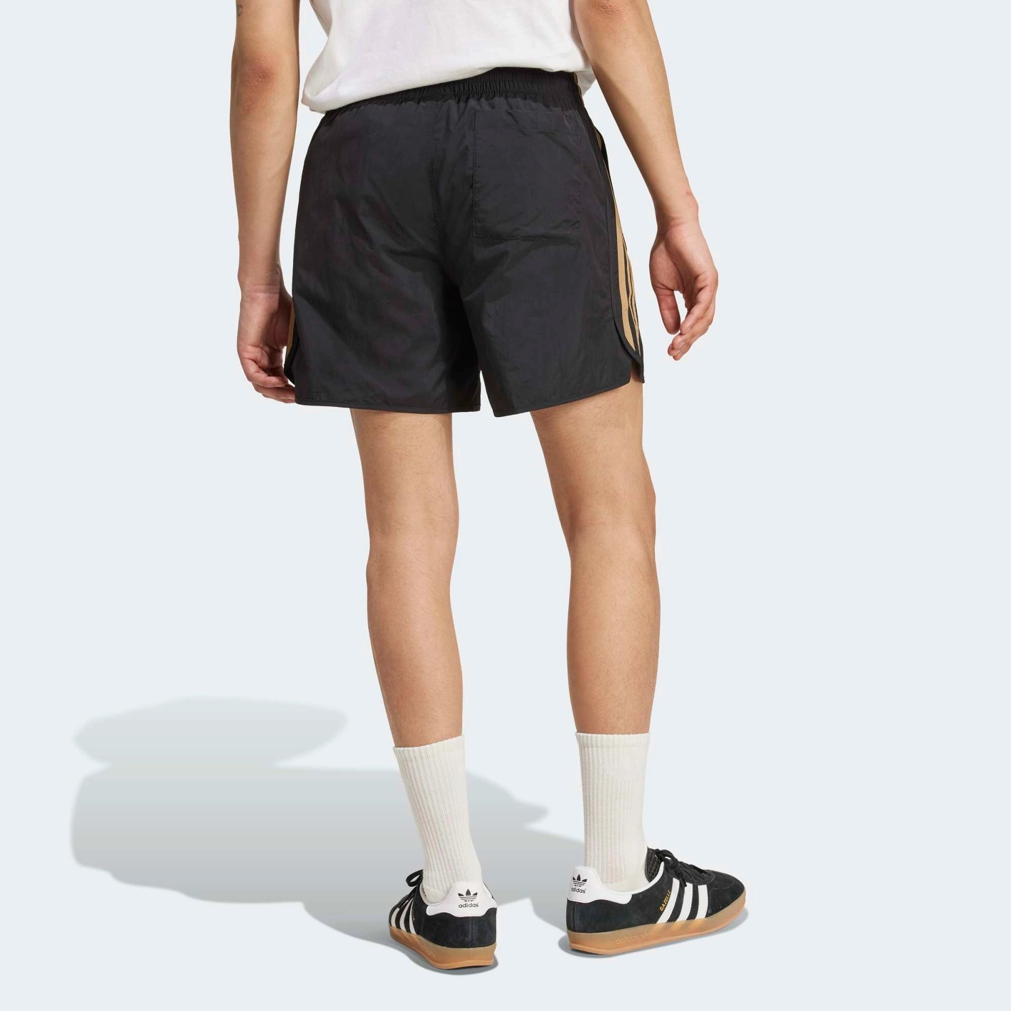 Adidas Classics Sprinter Shorts. Kurze, schwarze Shorts aus recyceltem Polyester, mit elastischem Bund, drei braunen Seitenstreifen und gesticktem Trefoil-Logo.