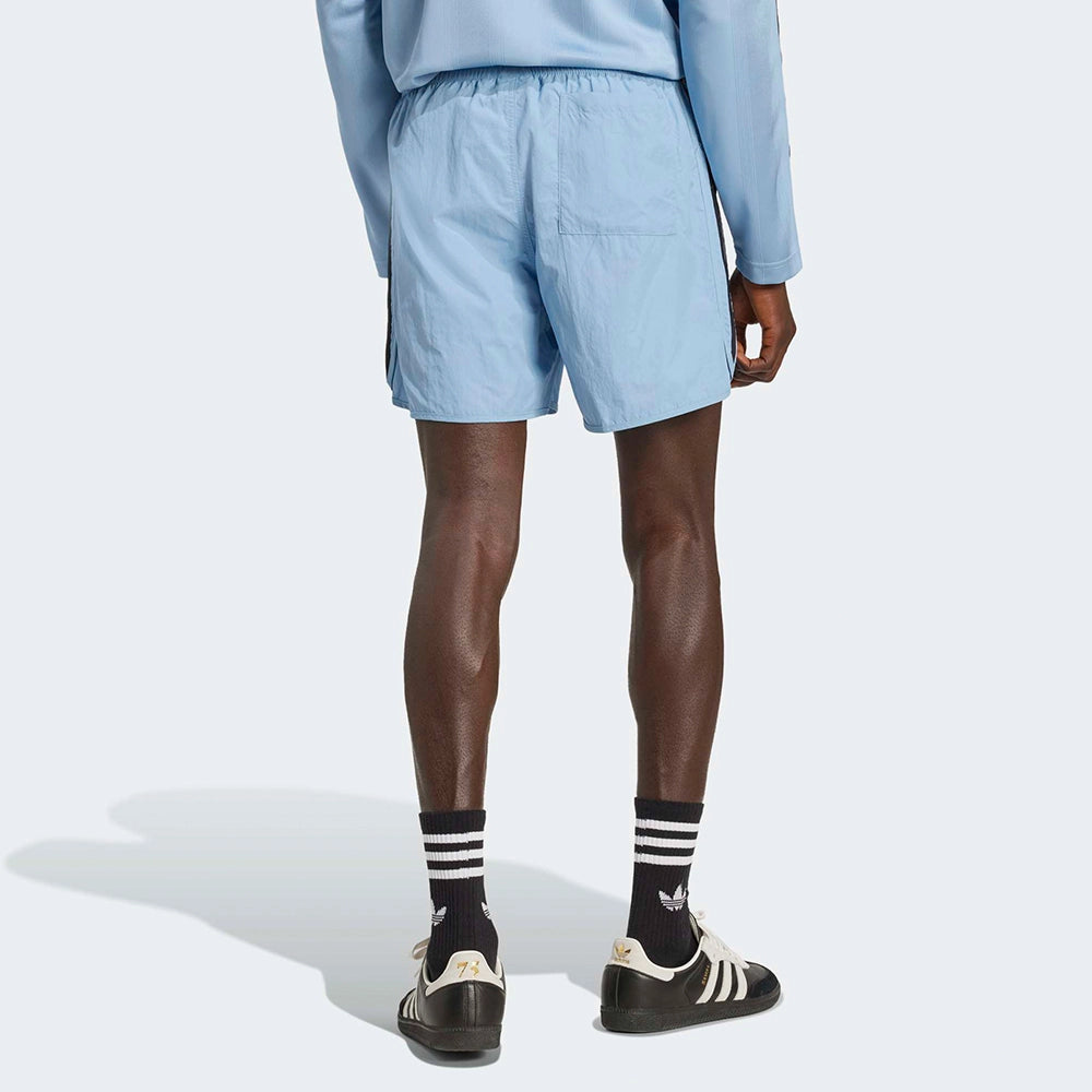 "Adidas Classics Sprinter Shorts in Ash Blue, aus leichtem Trikot-Material, mit weißen 3-Streifen und dem Trefoil-Logo am Bein.“