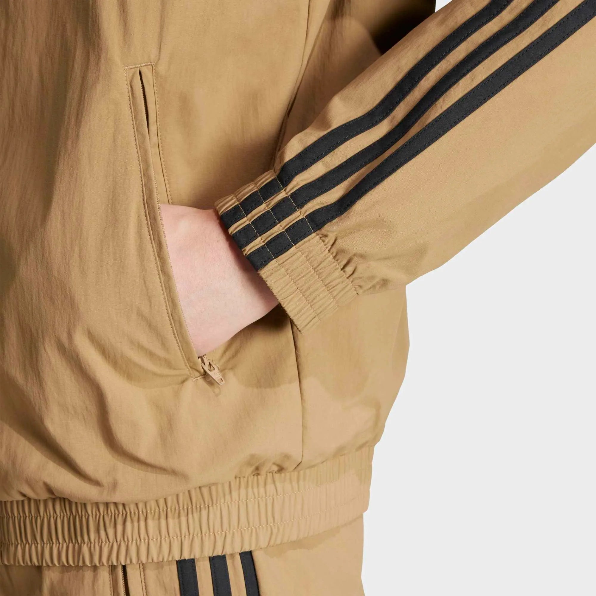 Adidas Adicolor Woven Firebird Jacket in Beige/Black, aus recyceltem Polyester, mit 3-Streifen-Design und gesticktem Trefoil-Logo.