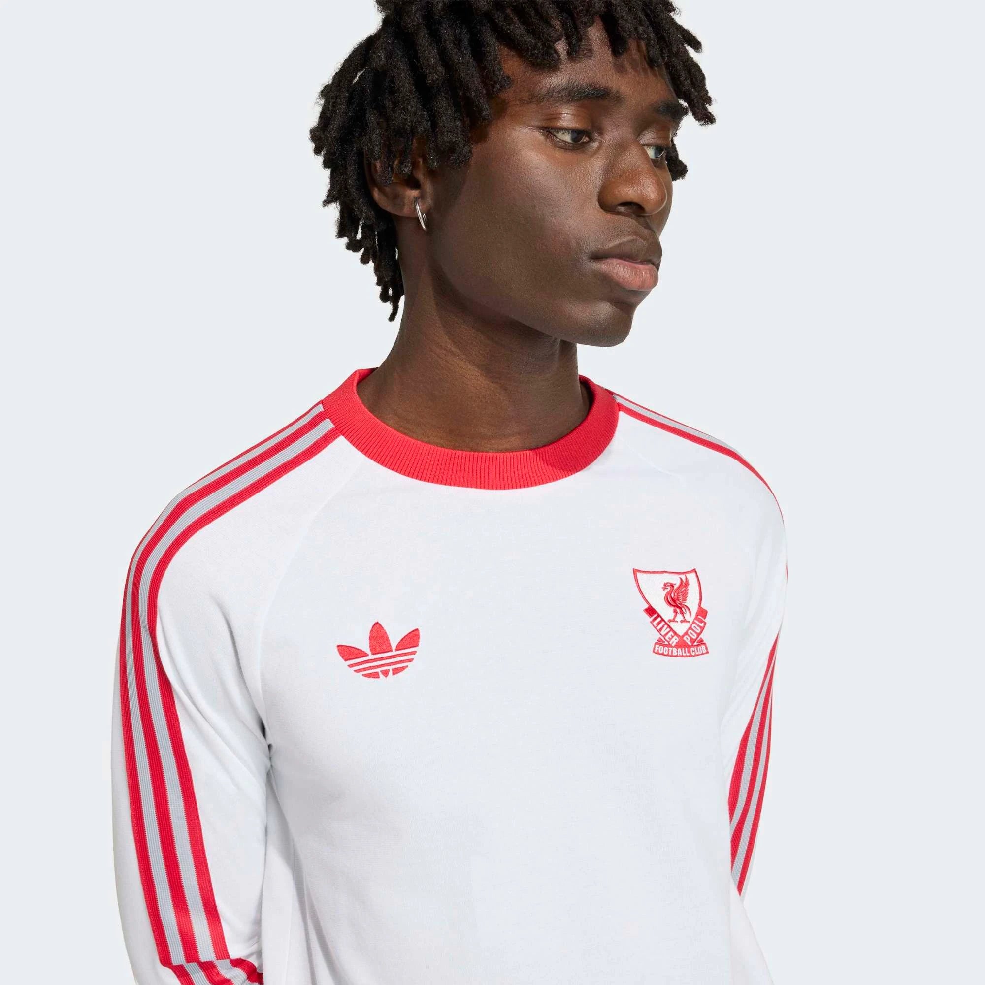 "Weißes adidas Originals Liverpool FC Langarmshirt mit roten Streifen und gesticktem Liver Bird Logo auf der Brust bei Stickabush.“