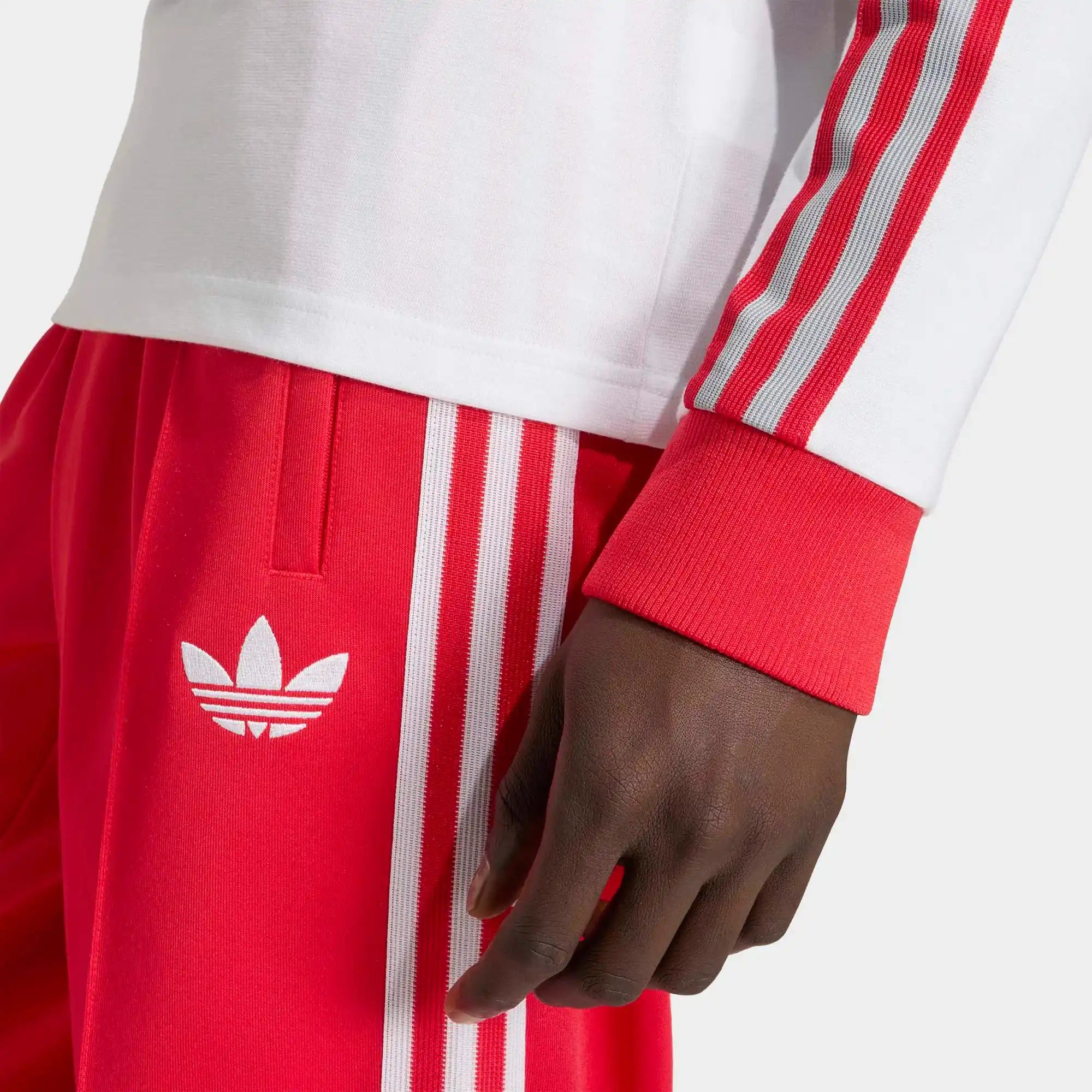 "Weißes adidas Originals Liverpool FC Langarmshirt mit roten Streifen und gesticktem Liver Bird Logo auf der Brust bei Stickabush.“