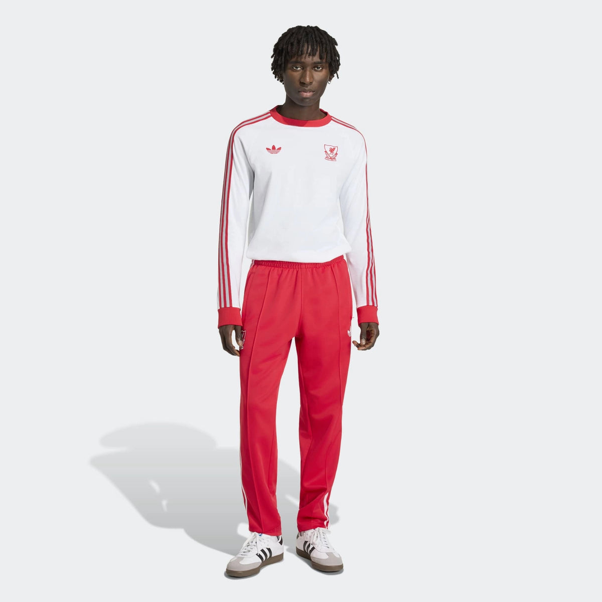 "Weißes adidas Originals Liverpool FC Langarmshirt mit roten Streifen und gesticktem Liver Bird Logo auf der Brust bei Stickabush.“