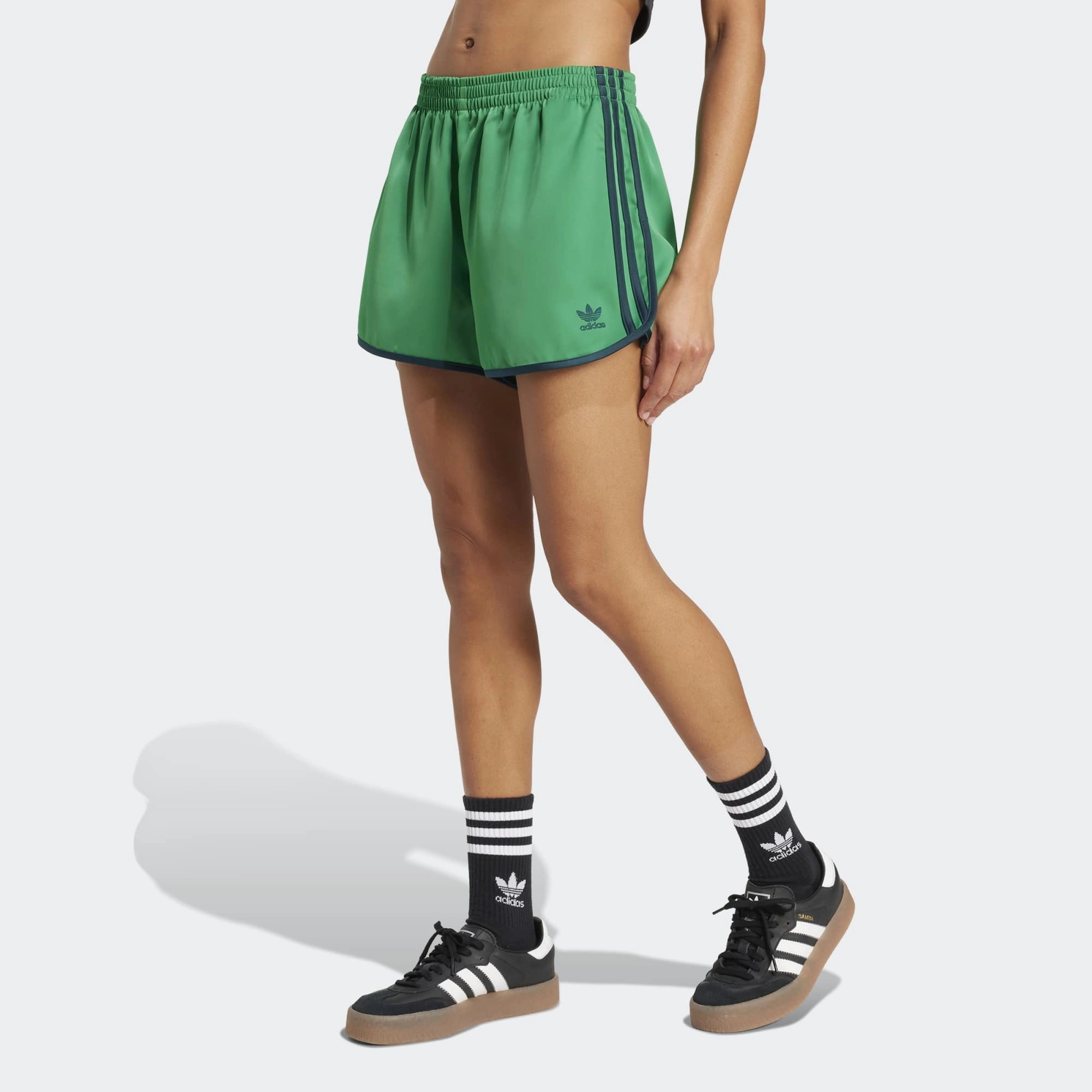 Adidas 3-Stripes Sprinter Shorts in Grün. Gefertigt aus recyceltem Polyester-Trikot-Stoff, mit klassischem 3-Streifen-Design in Aurora Ivy.