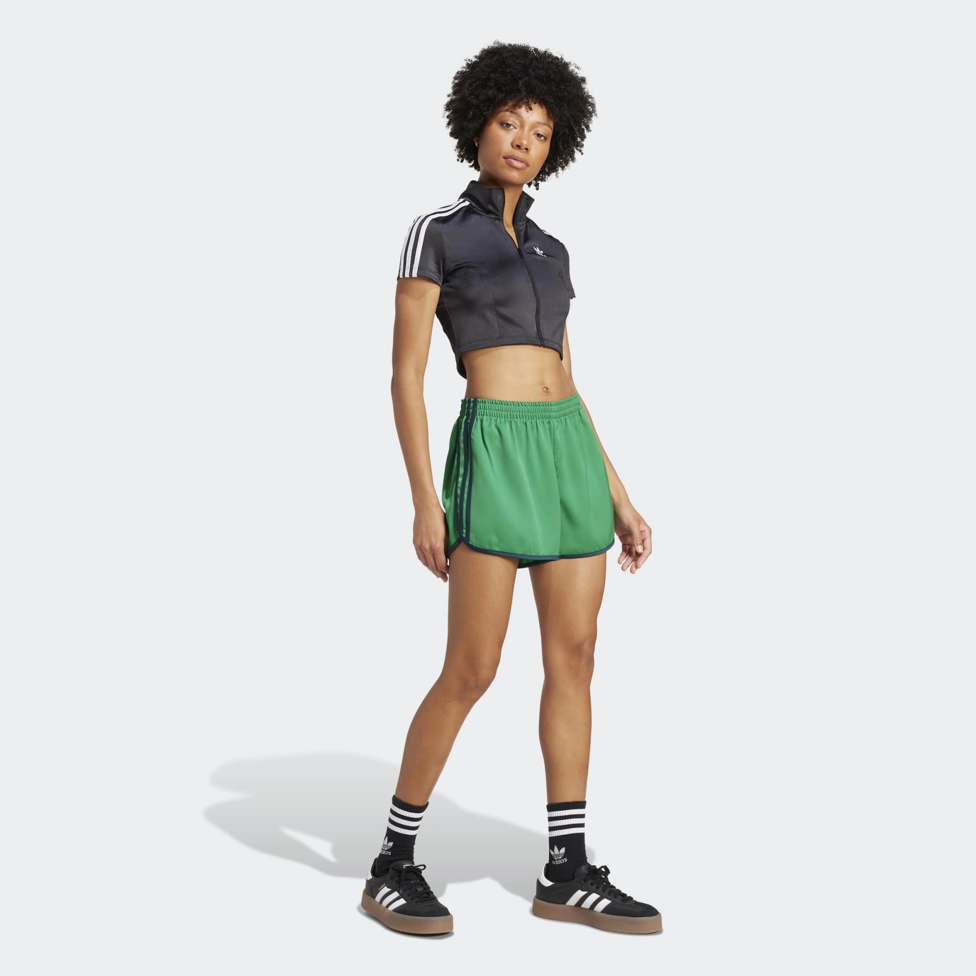 Adidas 3-Stripes Sprinter Shorts in Grün. Gefertigt aus recyceltem Polyester-Trikot-Stoff, mit klassischem 3-Streifen-Design in Aurora Ivy.