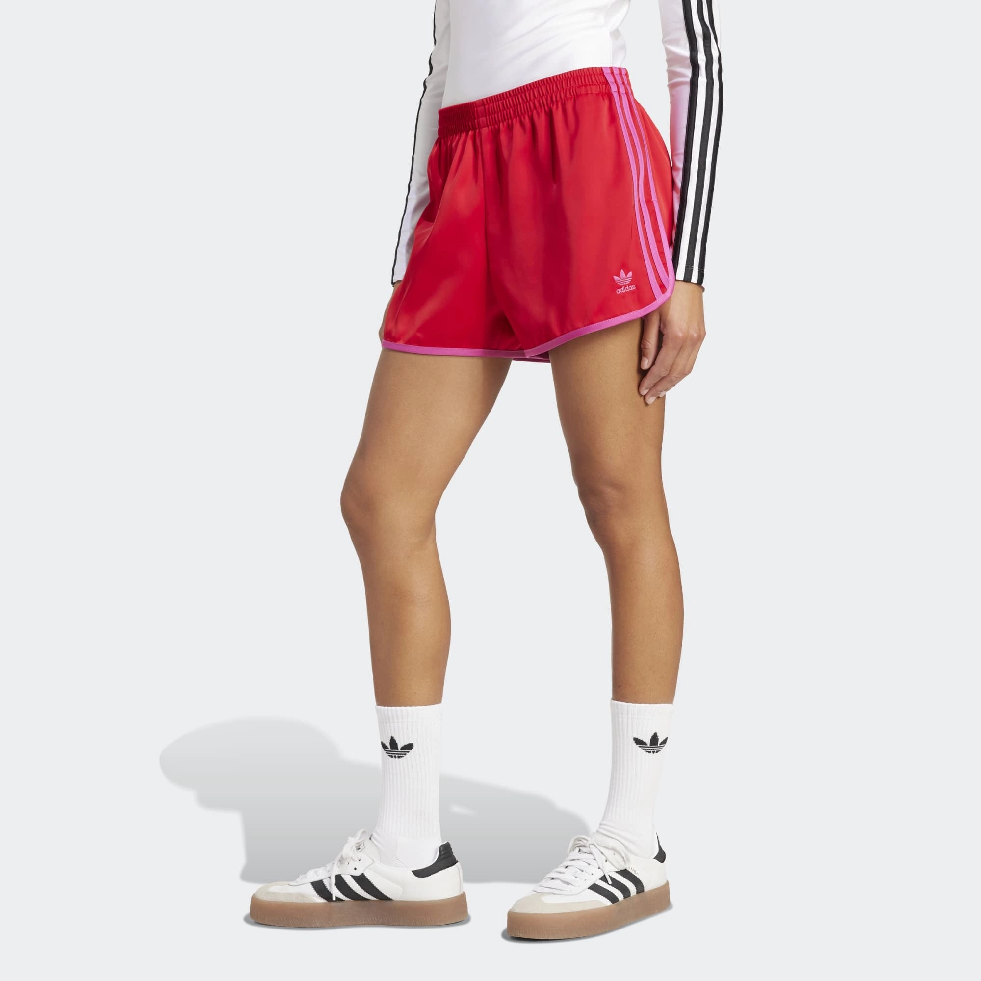 Adidas 3-Stripes Sprinter Shorts in leuchtendem Rot. Gefertigt aus recyceltem Polyester-Trikot, mit Fuchsia-farbenen 3-Streifen.
