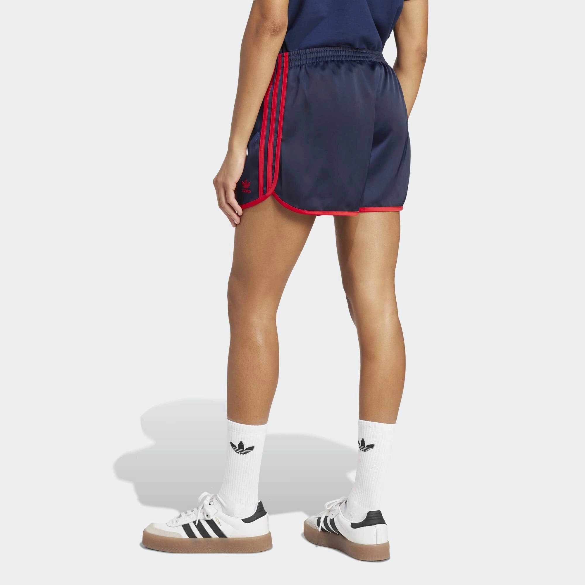 Adidas 3-Stripes Sprinter Shorts in Dunkelblau. Hergestellt aus recyceltem Polyester, mit leuchtend roten 3-Streifen an den Seiten.