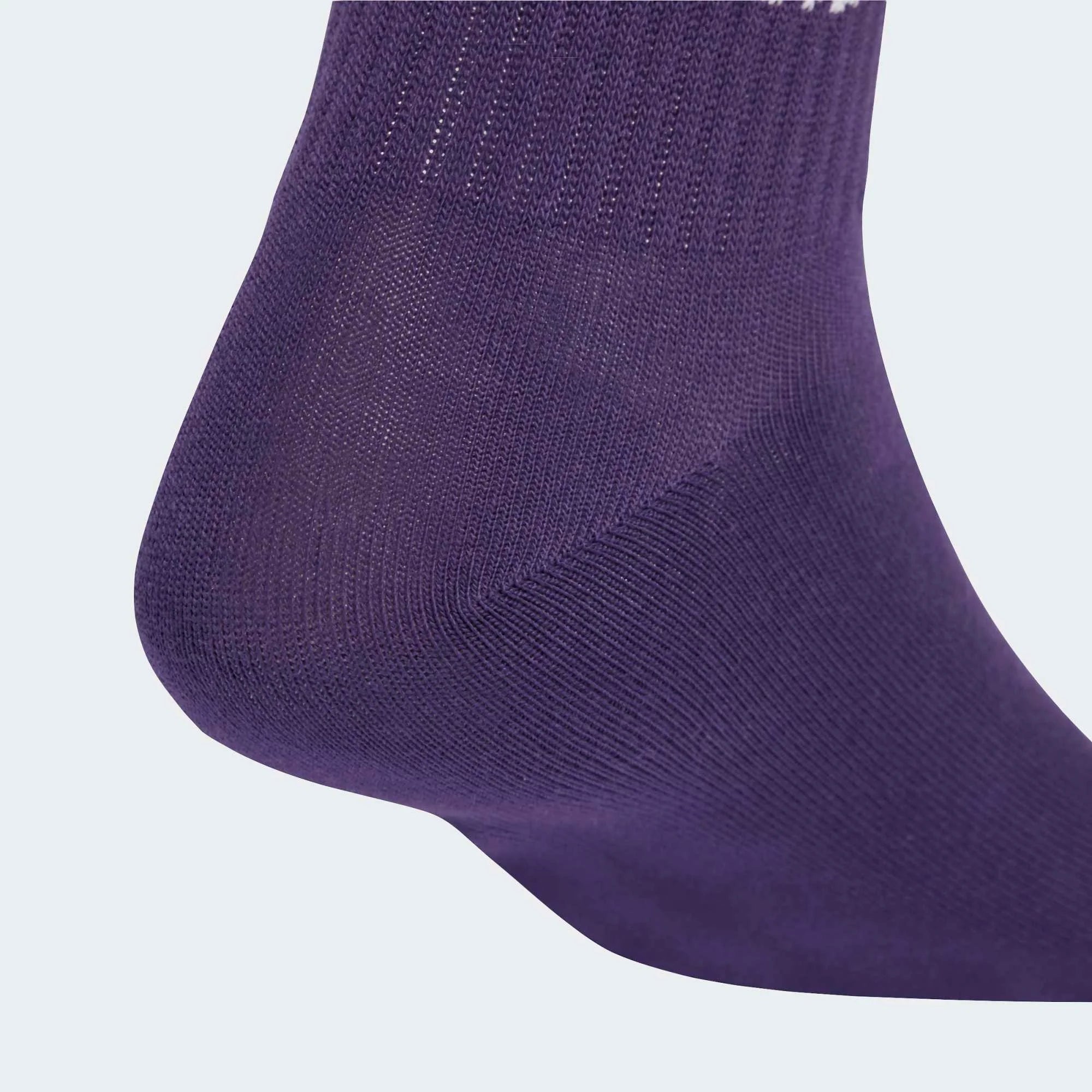 “3er-Pack adidas Originals 3-Stripes Crew Socks in den Farben Night Indigo, Aurora Ivy und Aurora Plum mit weißen 3-Streifen und Trefoil-Logo bei Stickabush.“