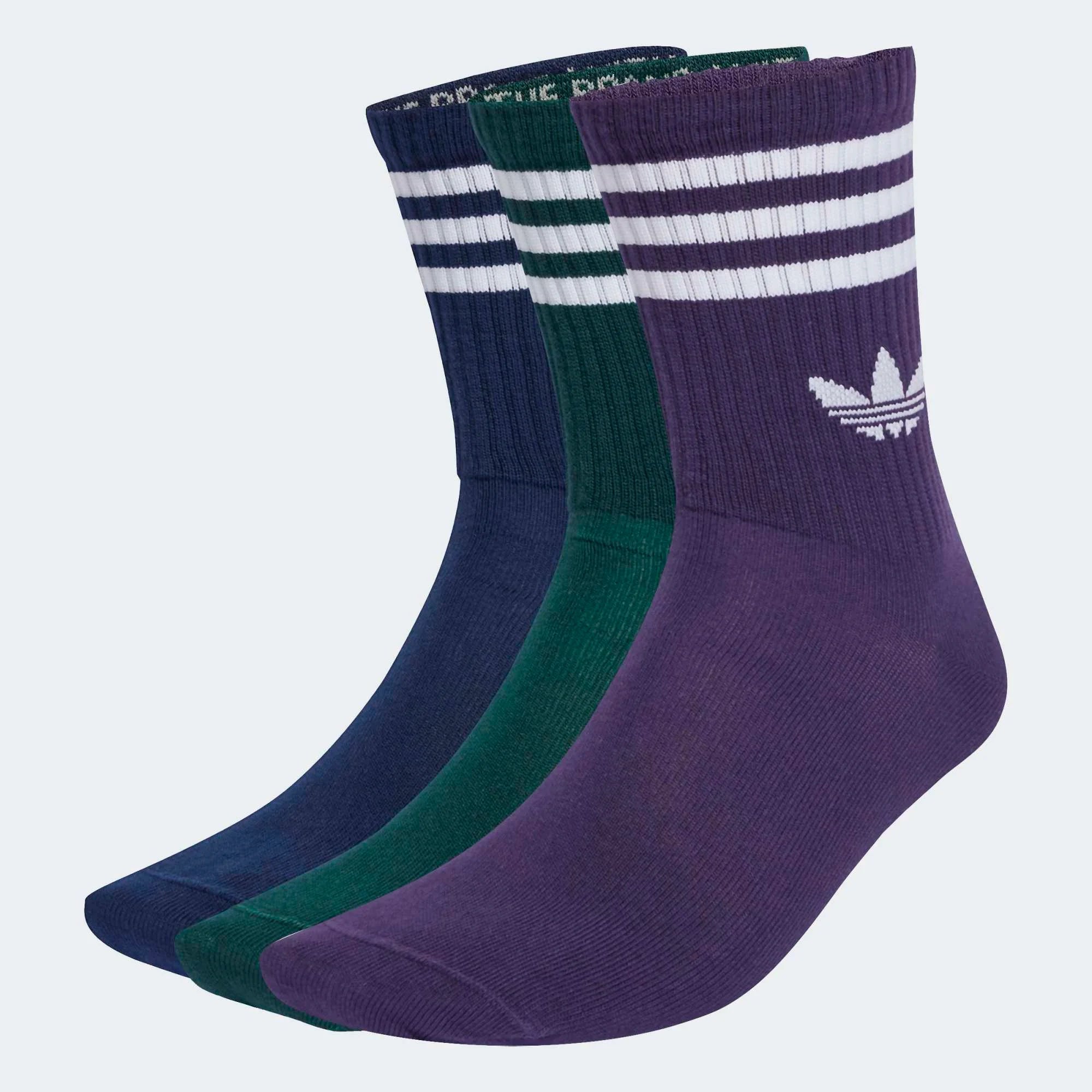 “3er-Pack adidas Originals 3-Stripes Crew Socks in den Farben Night Indigo, Aurora Ivy und Aurora Plum mit weißen 3-Streifen und Trefoil-Logo bei Stickabush.“
