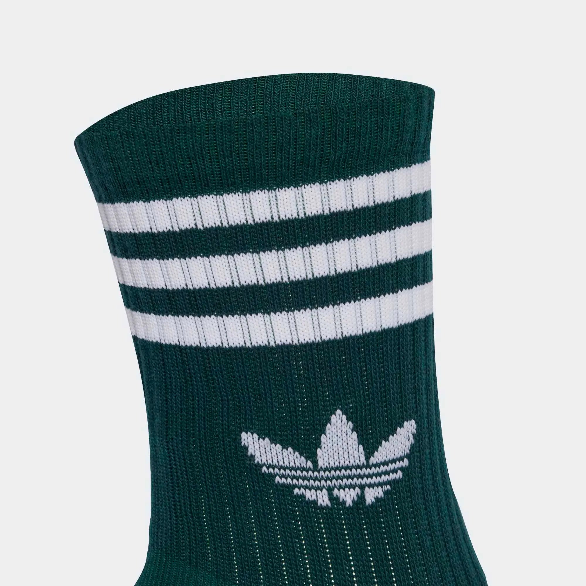 „Drei Paar adidas Originals Crew Socken in den Farben Weinrot, Dunkelgrün und Beige mit weißen 3-Streifen und Trefoil-Logo bei Stickabush Berlin.“