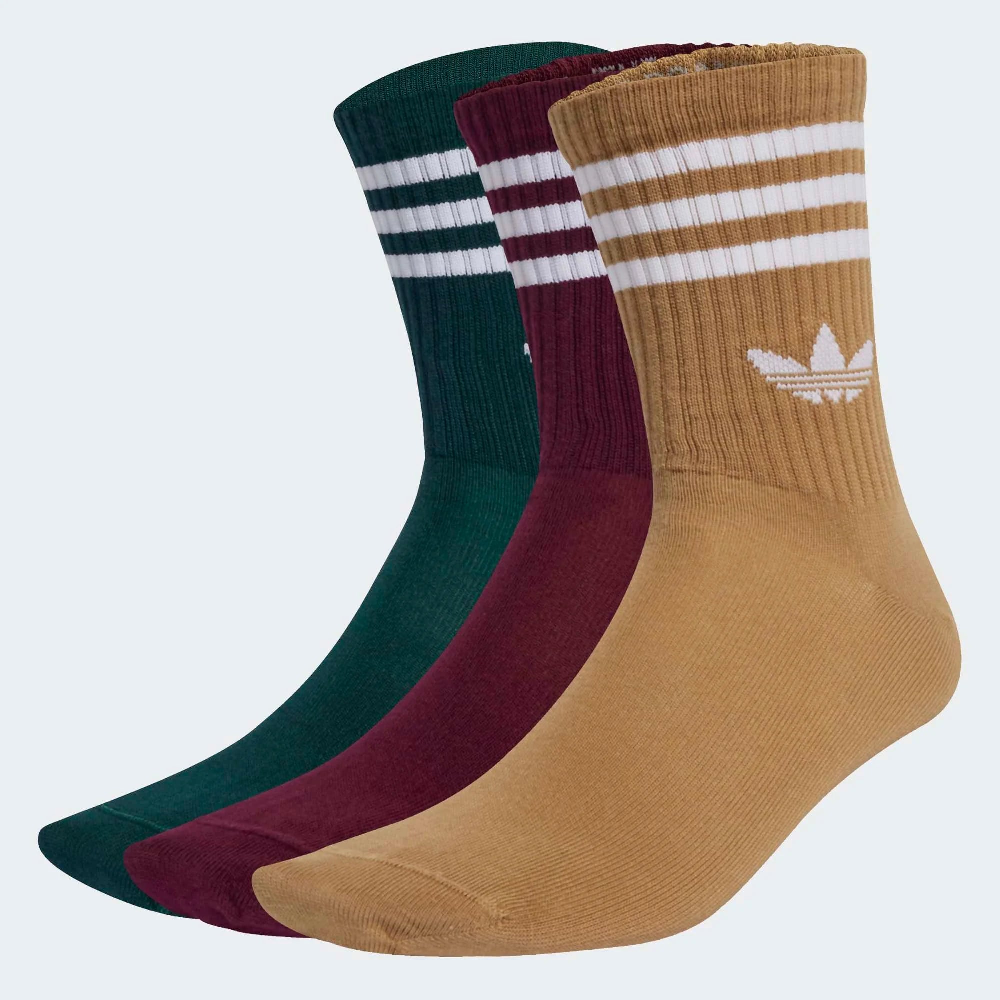 „Drei Paar adidas Originals Crew Socken in den Farben Weinrot, Dunkelgrün und Beige mit weißen 3-Streifen und Trefoil-Logo bei Stickabush Berlin.“