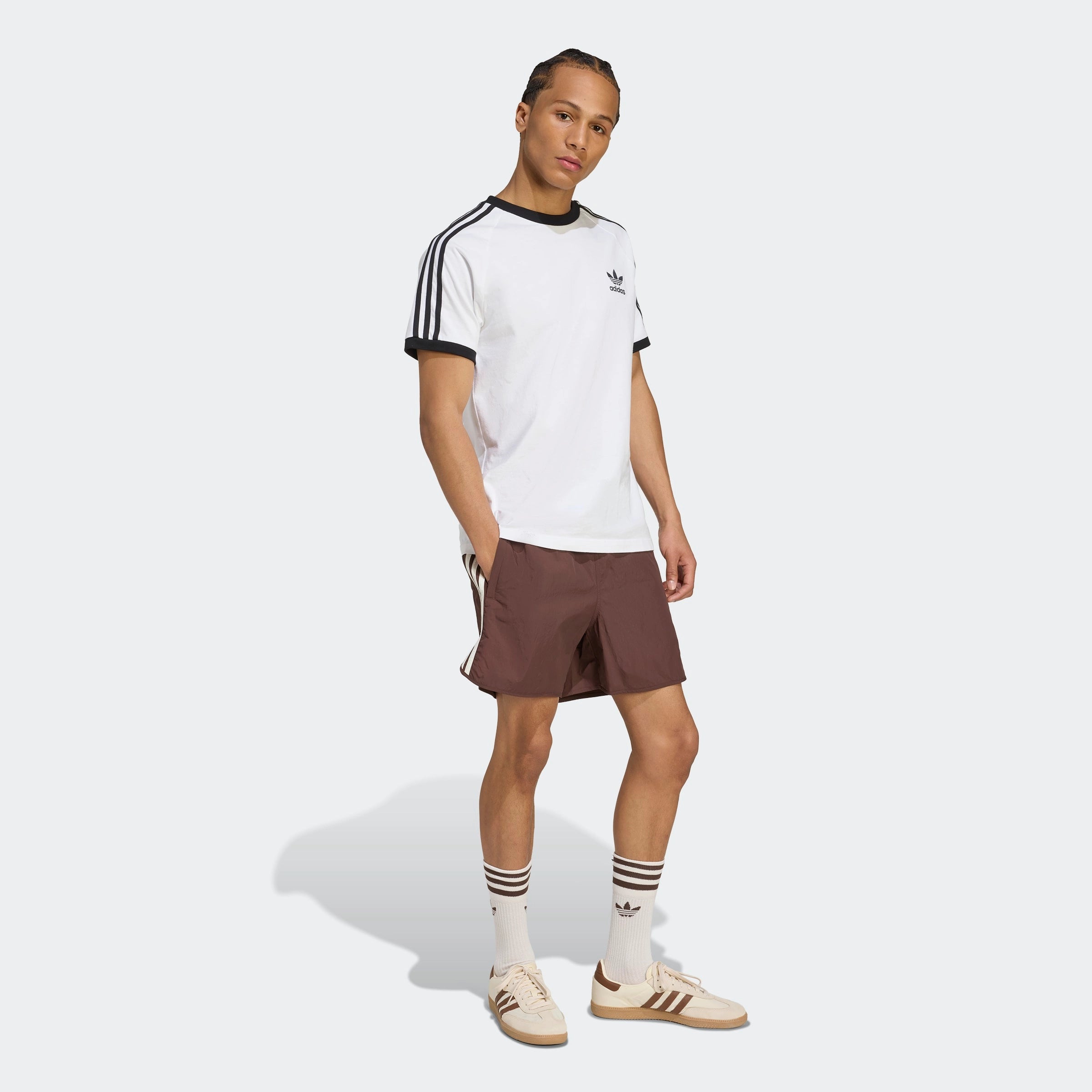 “Adidas Classics Sprinter Shorts – Auburn / Off White. Dunkelbraune Retro-Shorts aus leichtem Material, mit weißen 3-Streifen und gesticktem Logo.“