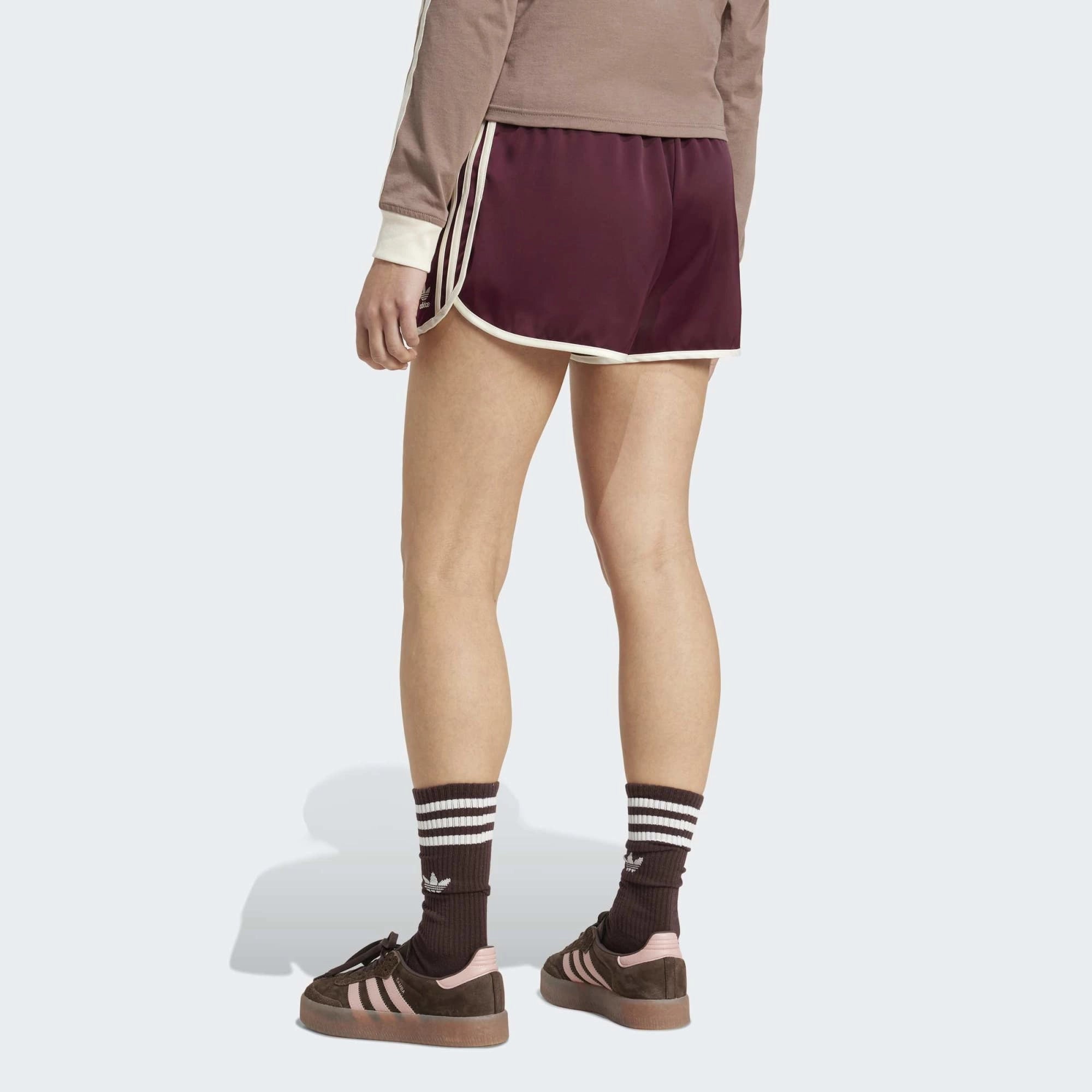 “Kurze adidas Originals 3-Stripes Sprinter Shorts für Damen in Bordeaux (Maroon) mit cremeweißen Details bei Stickabush.“