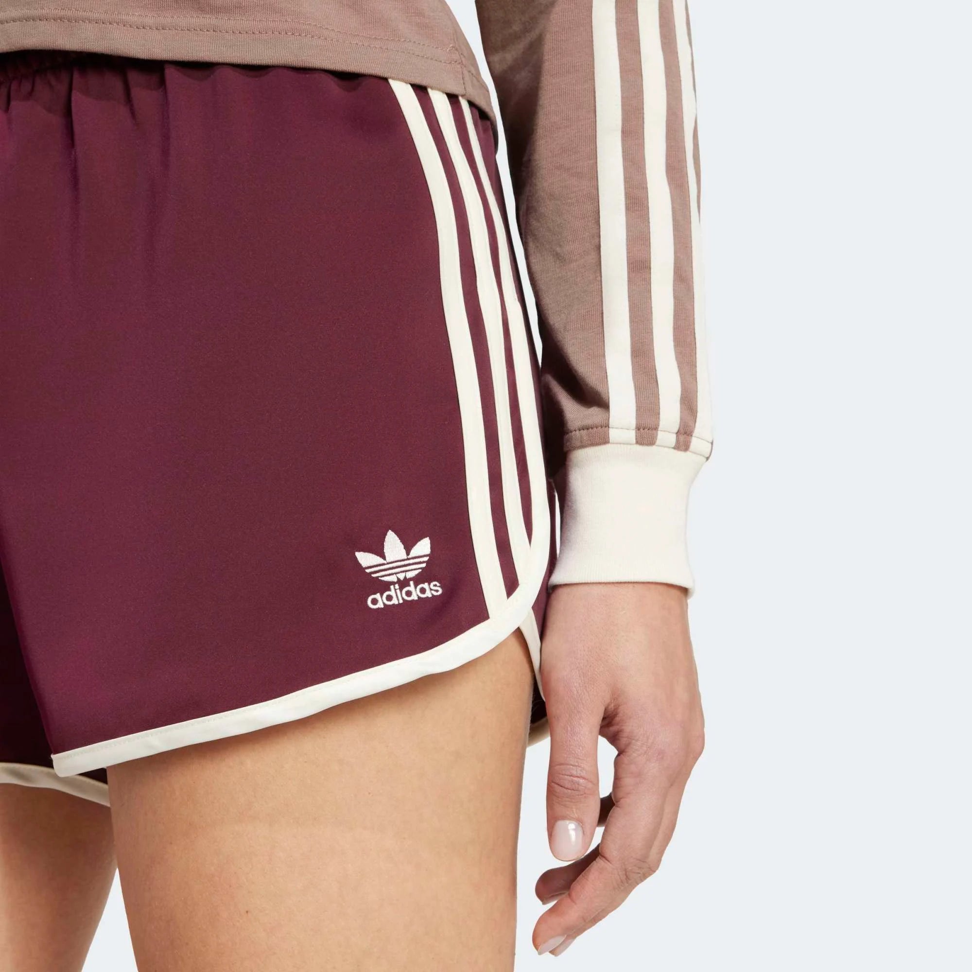 “Kurze adidas Originals 3-Stripes Sprinter Shorts für Damen in Bordeaux (Maroon) mit cremeweißen Details bei Stickabush.“