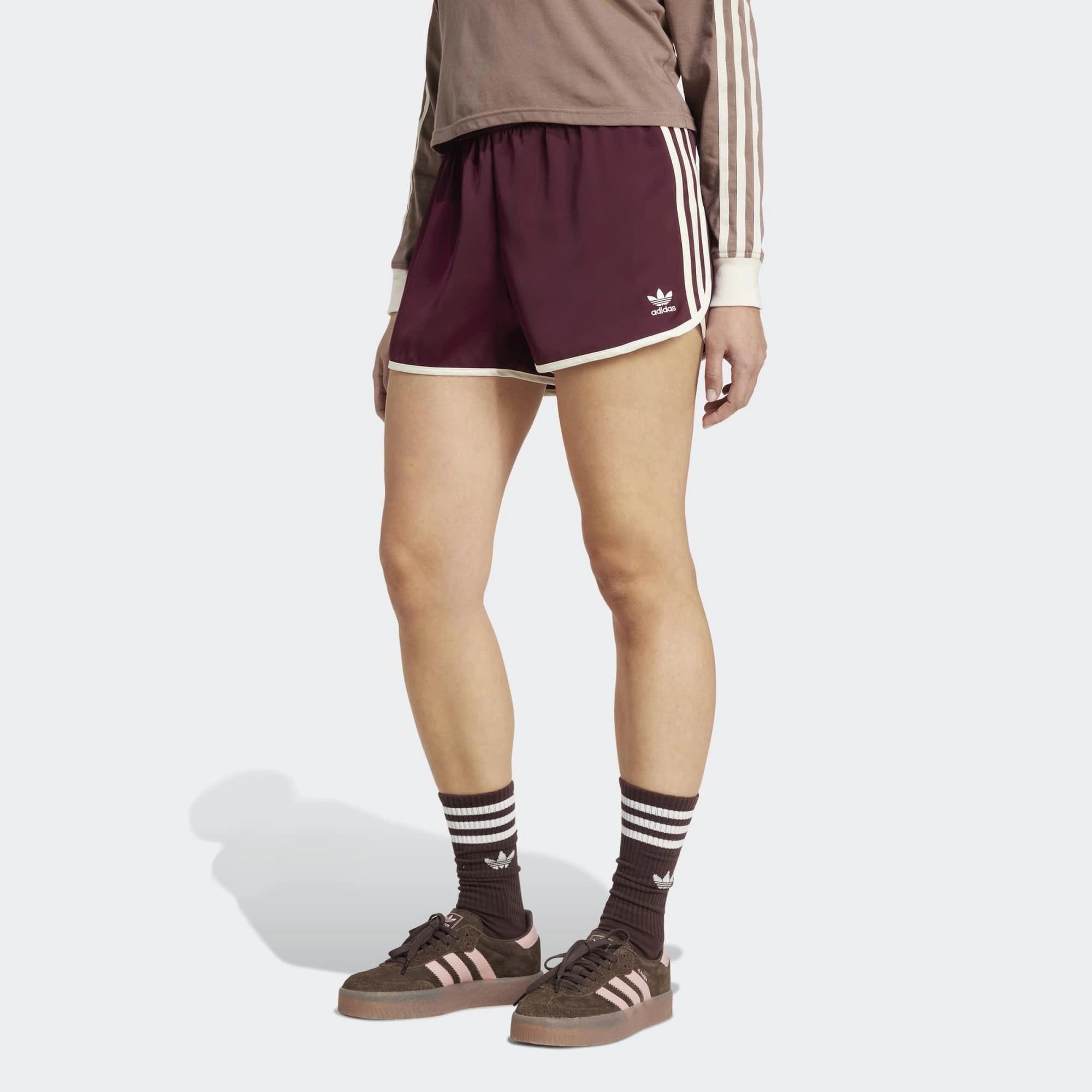 “Kurze adidas Originals 3-Stripes Sprinter Shorts für Damen in Bordeaux (Maroon) mit cremeweißen Details bei Stickabush.“