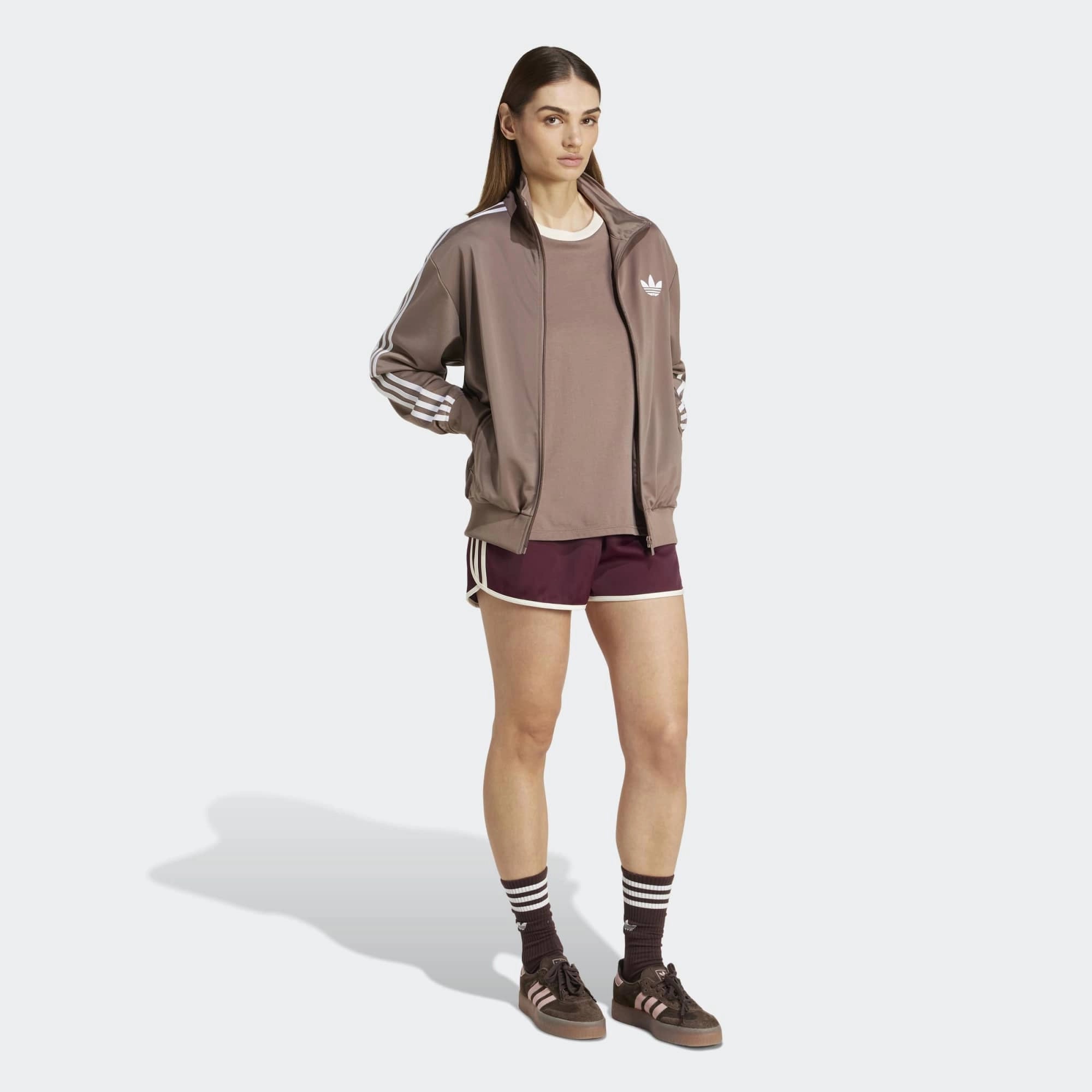 “Kurze adidas Originals 3-Stripes Sprinter Shorts für Damen in Bordeaux (Maroon) mit cremeweißen Details bei Stickabush.“