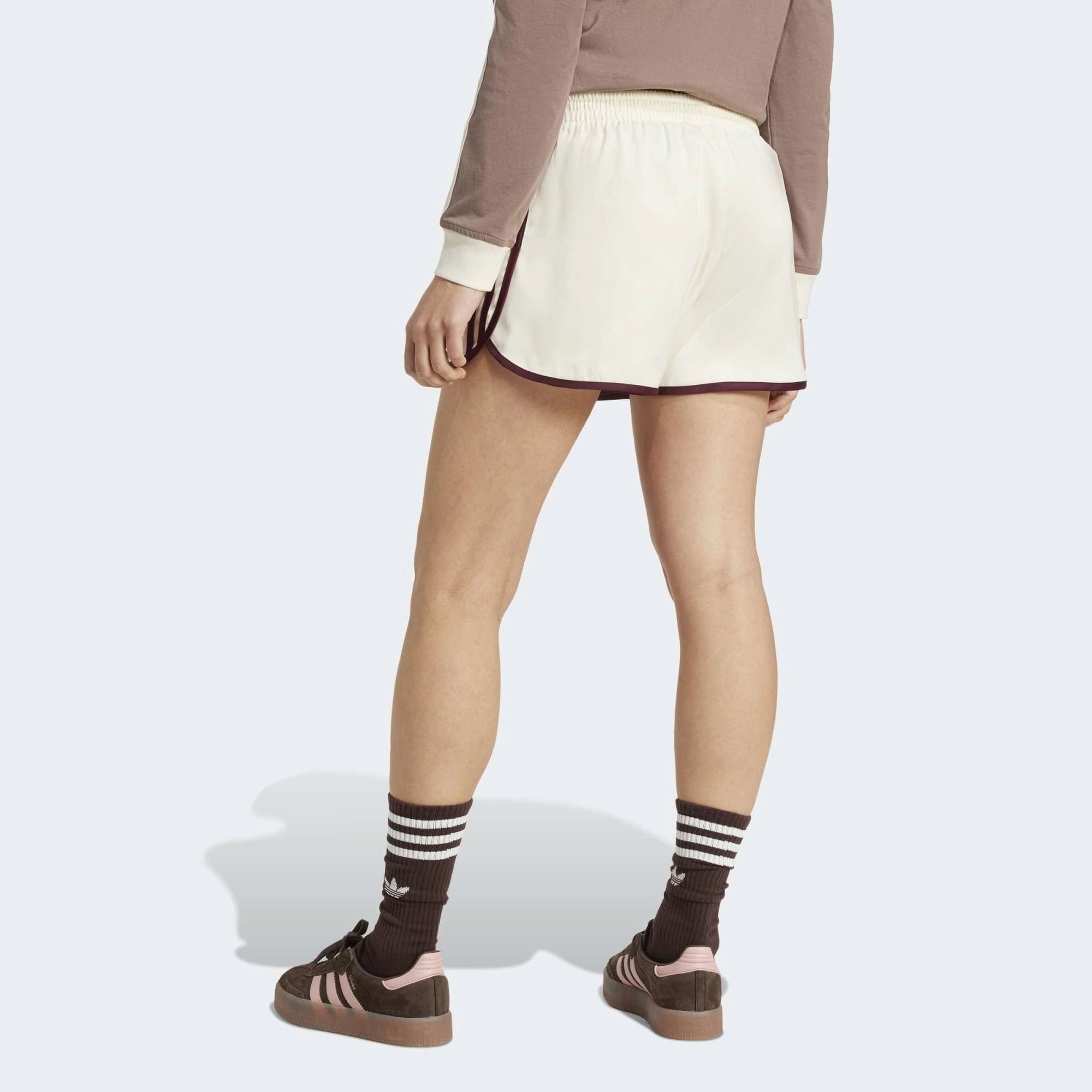 “adidas Originals 3-Stripes Sprinter Shorts W. Kurze, cremefarbene Damenshorts aus recyceltem Polyester, mit elastischem Bund, drei bordeaux-roten Seitenstreifen und gesticktem Trefoil-Logo bei Stickabush.“