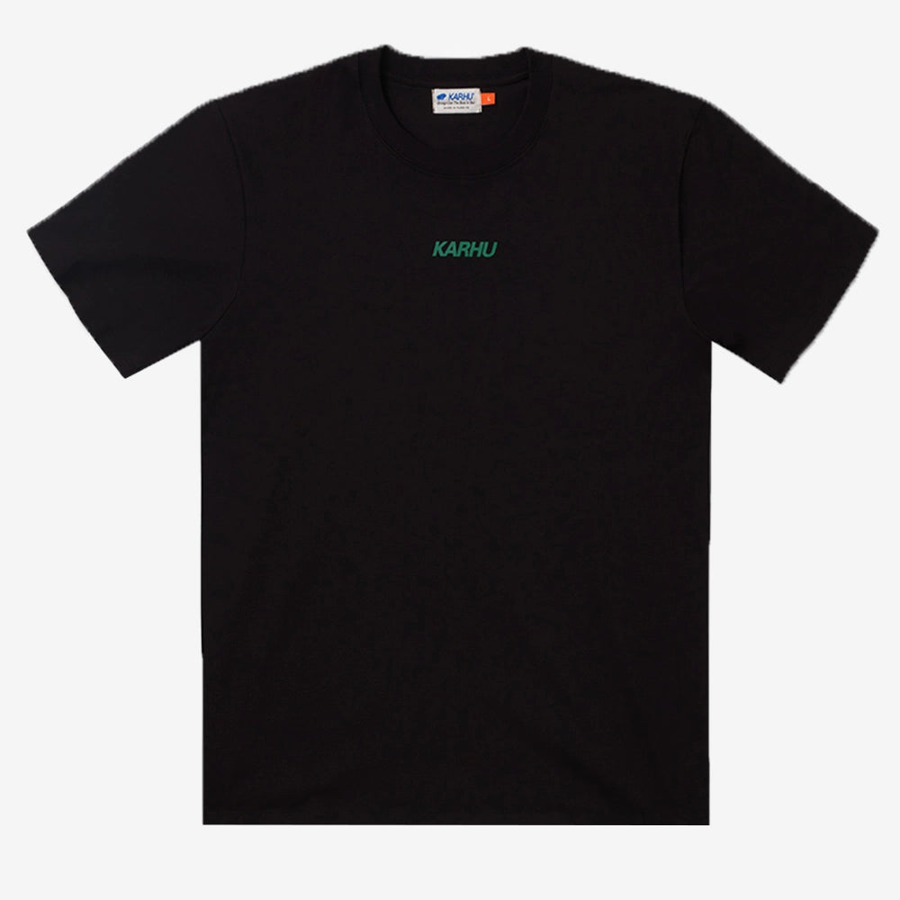 Karhu Fusion T-Shirt in Black und Ultramarine Green mit Bio-Baumwolle Streetwear jetzt bei Stickabush Berlin.