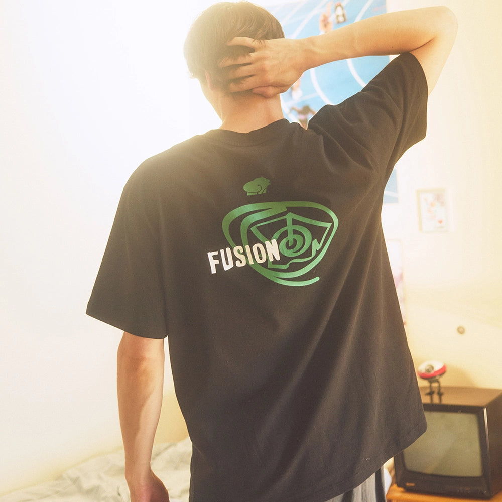 Karhu Fusion T-Shirt in Black und Ultramarine Green mit Bio-Baumwolle Streetwear jetzt bei Stickabush Berlin.