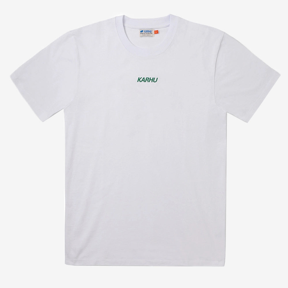 Karhu Fusion T-Shirt in White und Ultramarine Green mit Bio-Baumwolle Streetwear jetzt bei Stickabush Berlin.