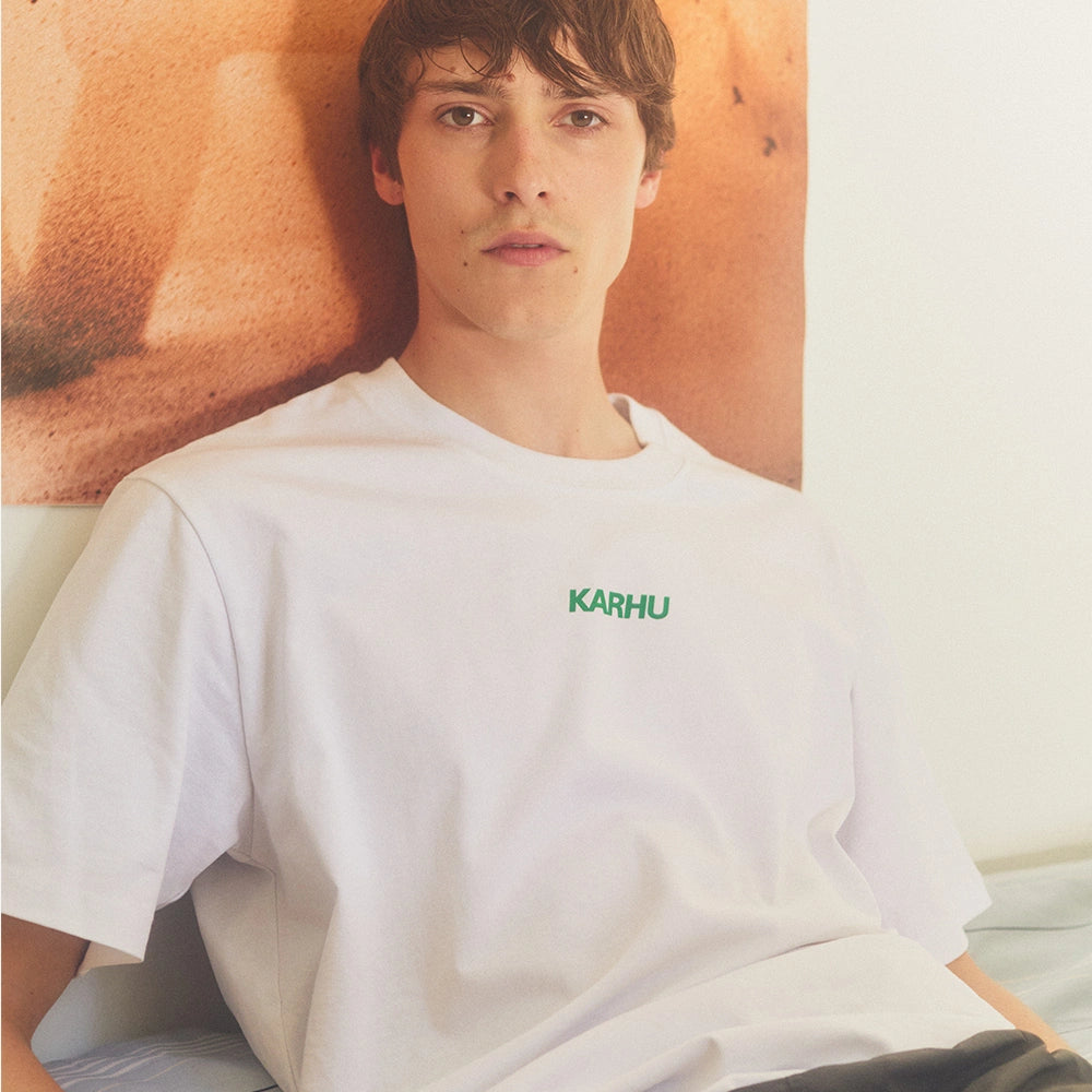 Karhu Fusion T-Shirt in White und Ultramarine Green mit Bio-Baumwolle Streetwear jetzt bei Stickabush Berlin.