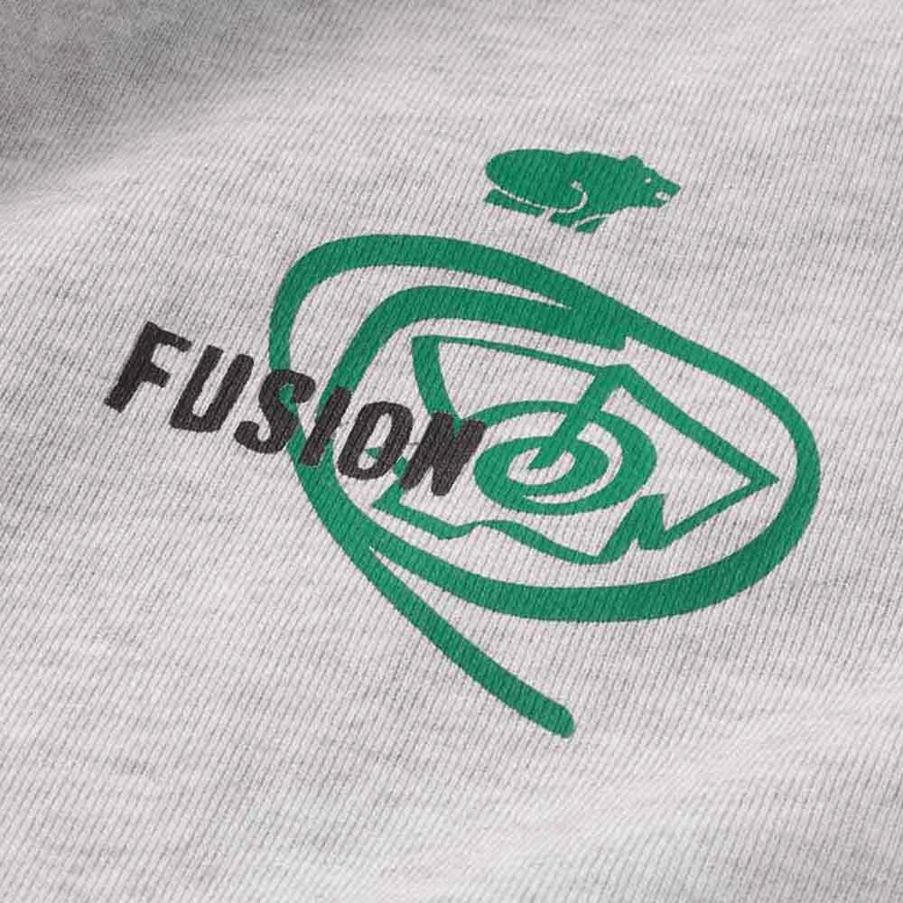 "Karhu Fusion OG Sweatshirt in Heather Grey mit bedrucktem Ultramarine Green Logo aus schwerer Baumwolle bei Stickabush Berlin.“