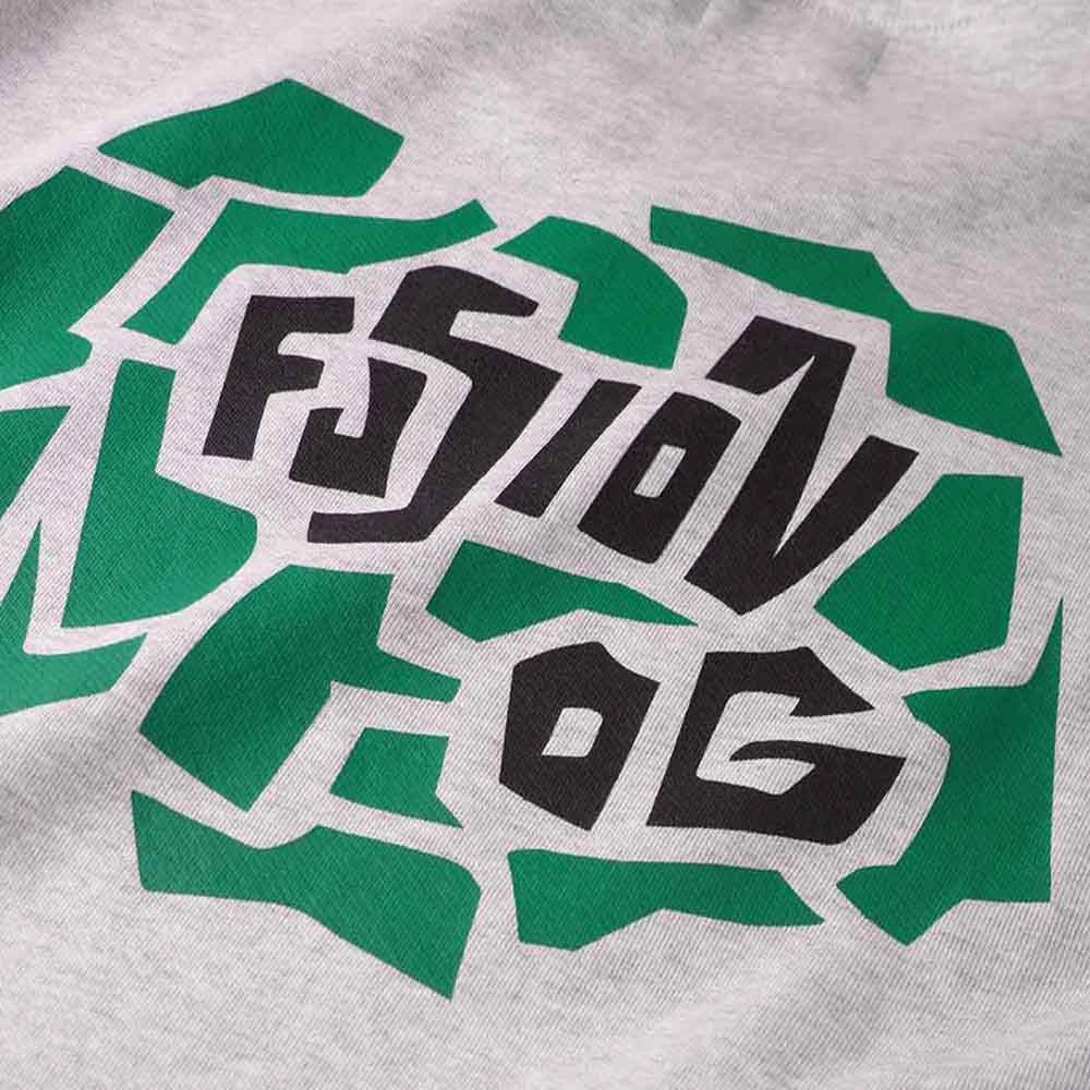 "Karhu Fusion OG Sweatshirt in Heather Grey mit bedrucktem Ultramarine Green Logo aus schwerer Baumwolle bei Stickabush Berlin.“