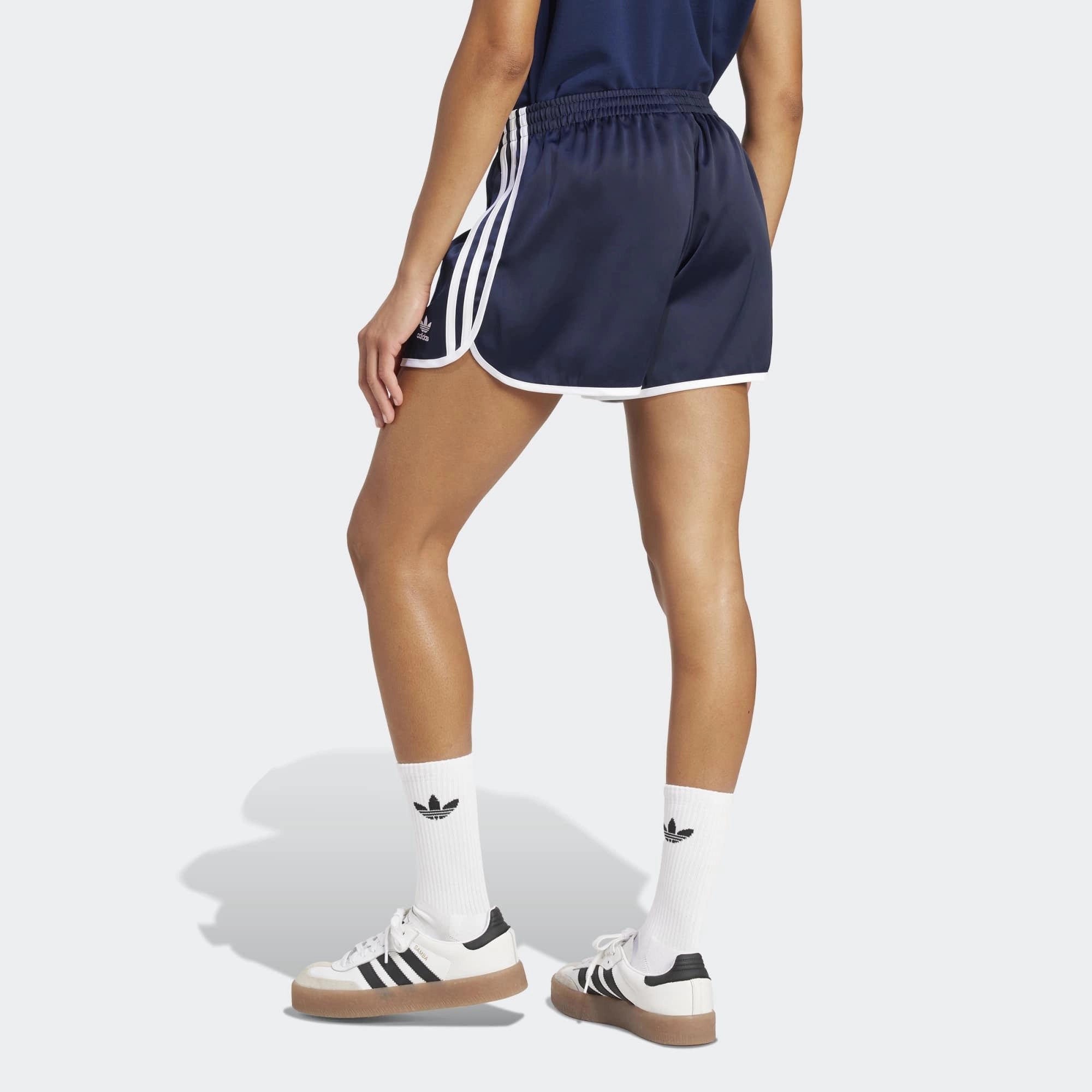 Adidas 3-Stripes Sprinter Shorts in Dunkelblau. Hergestellt aus recyceltem Polyester, mit weißen 3-Streifen an den Seiten.