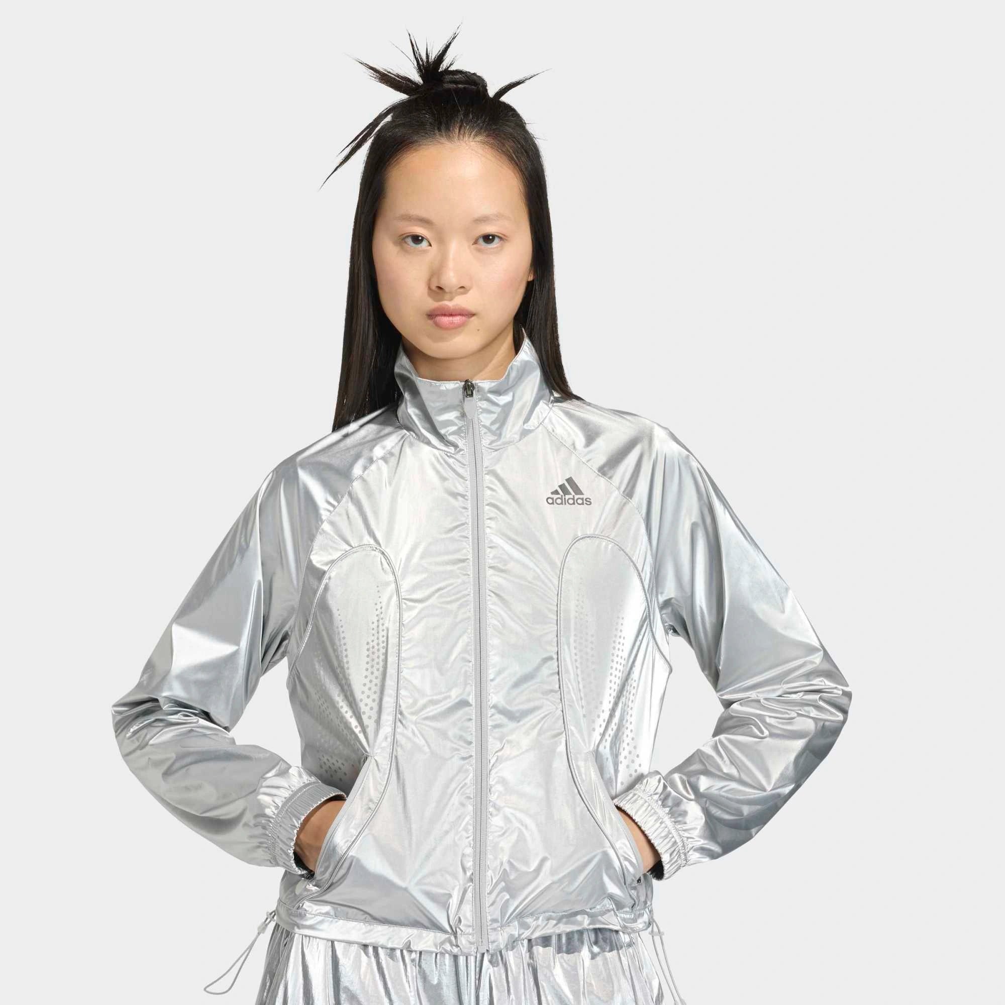 adidas Originals F50 Track Top in Silver Metallic, futuristische Trainingsjacke mit glänzendem Silber-Finish, Stehkragen und ikonischen 3-Streifen im sportlichen Retro-Look.