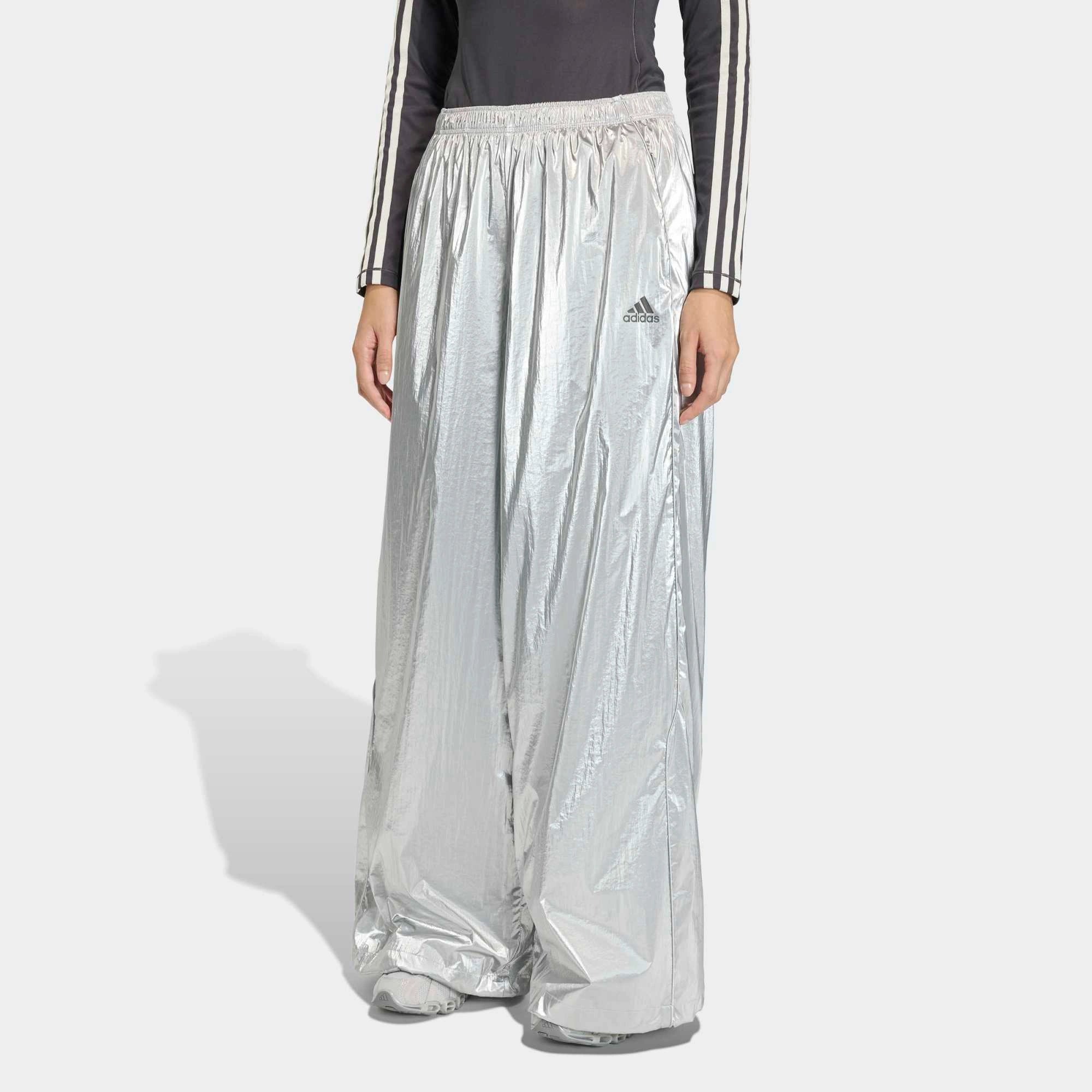 adidas Originals F50 Pants in Silver Metallic, glänzende Trainingshose mit reflektierendem Finish und ikonischem adidas-Branding im futuristischen Look.