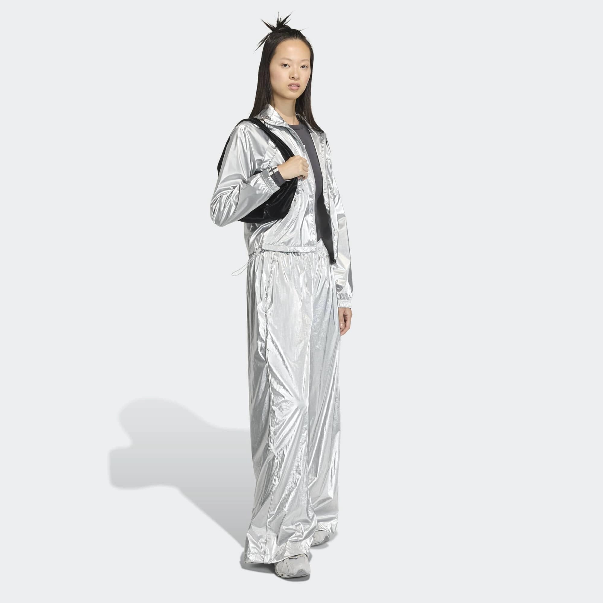 adidas Originals F50 Pants in Silver Metallic, glänzende Trainingshose mit reflektierendem Finish und ikonischem adidas-Branding im futuristischen Look.