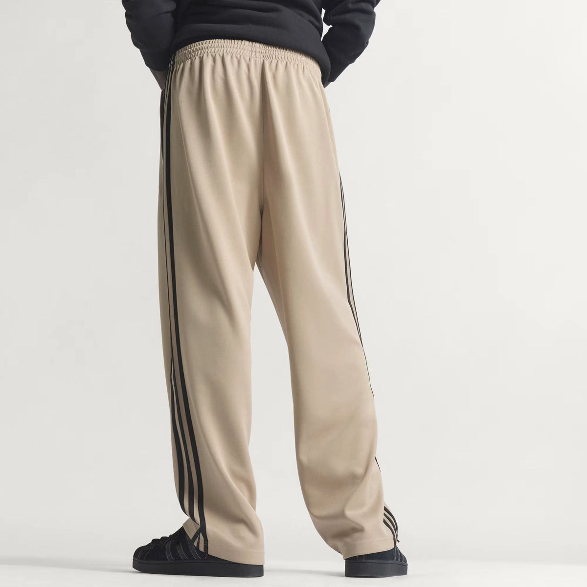 adidas Originals Adicolor Loose Tracksuit Pants in Stone Khaki – Rueckansicht am Model im STICKABUSH Online-Shop