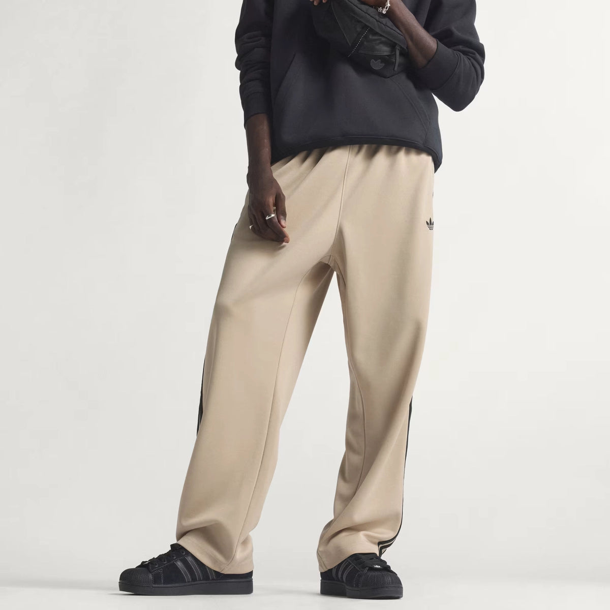 adidas Originals Adicolor Loose Tracksuit Pants in Stone Khaki – Frontansicht am Model im STICKABUSH Online-Shop