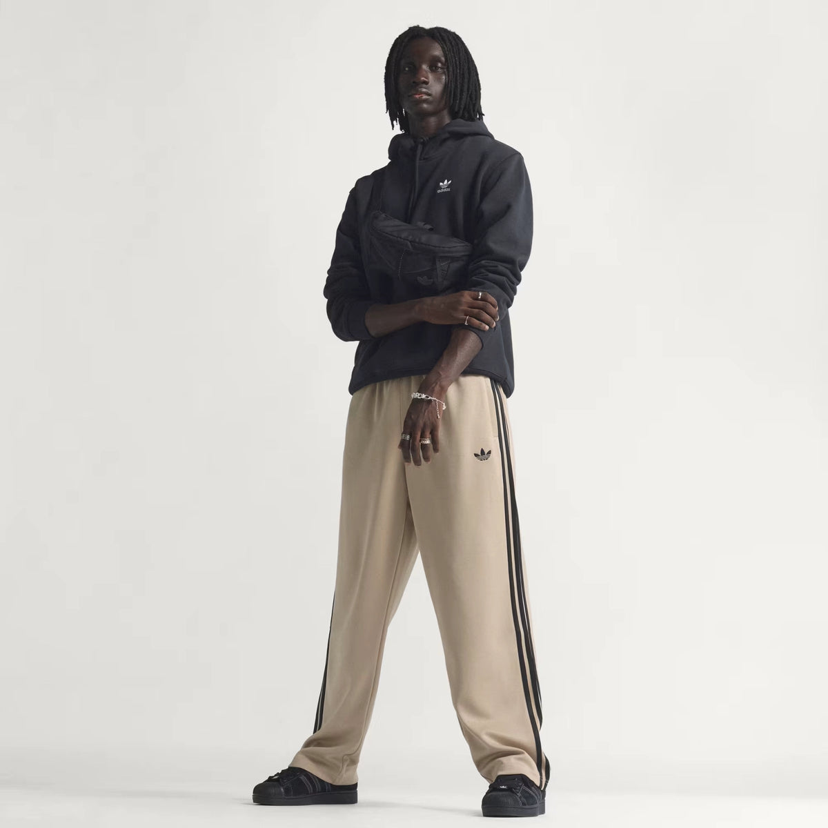 adidas Originals Adicolor Loose Tracksuit Pants in Stone Khaki – Frontansicht Outfit am Model im STICKABUSH Online-Shop