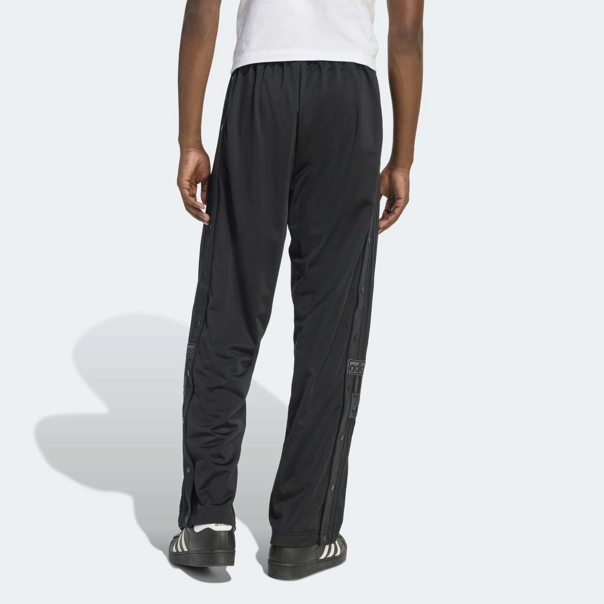 "adidas Originals Adibreak Track Pants Herren All Black, weites Bein mit Druckknopfleiste, tonale 3-Streifen bei Stickabush.“