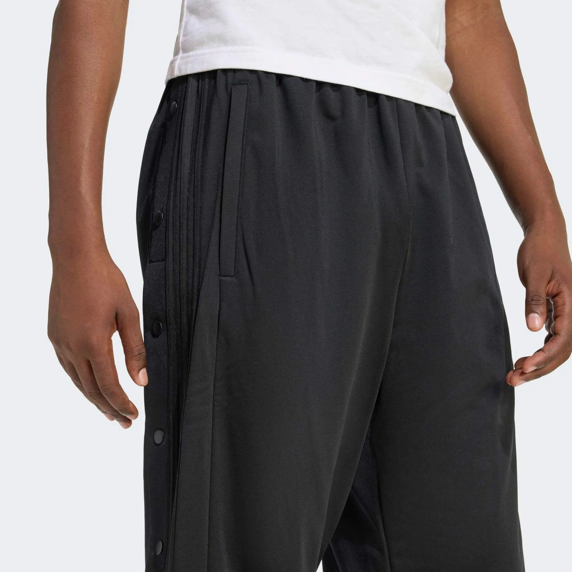 "adidas Originals Adibreak Track Pants Herren All Black, weites Bein mit Druckknopfleiste, tonale 3-Streifen bei Stickabush.“