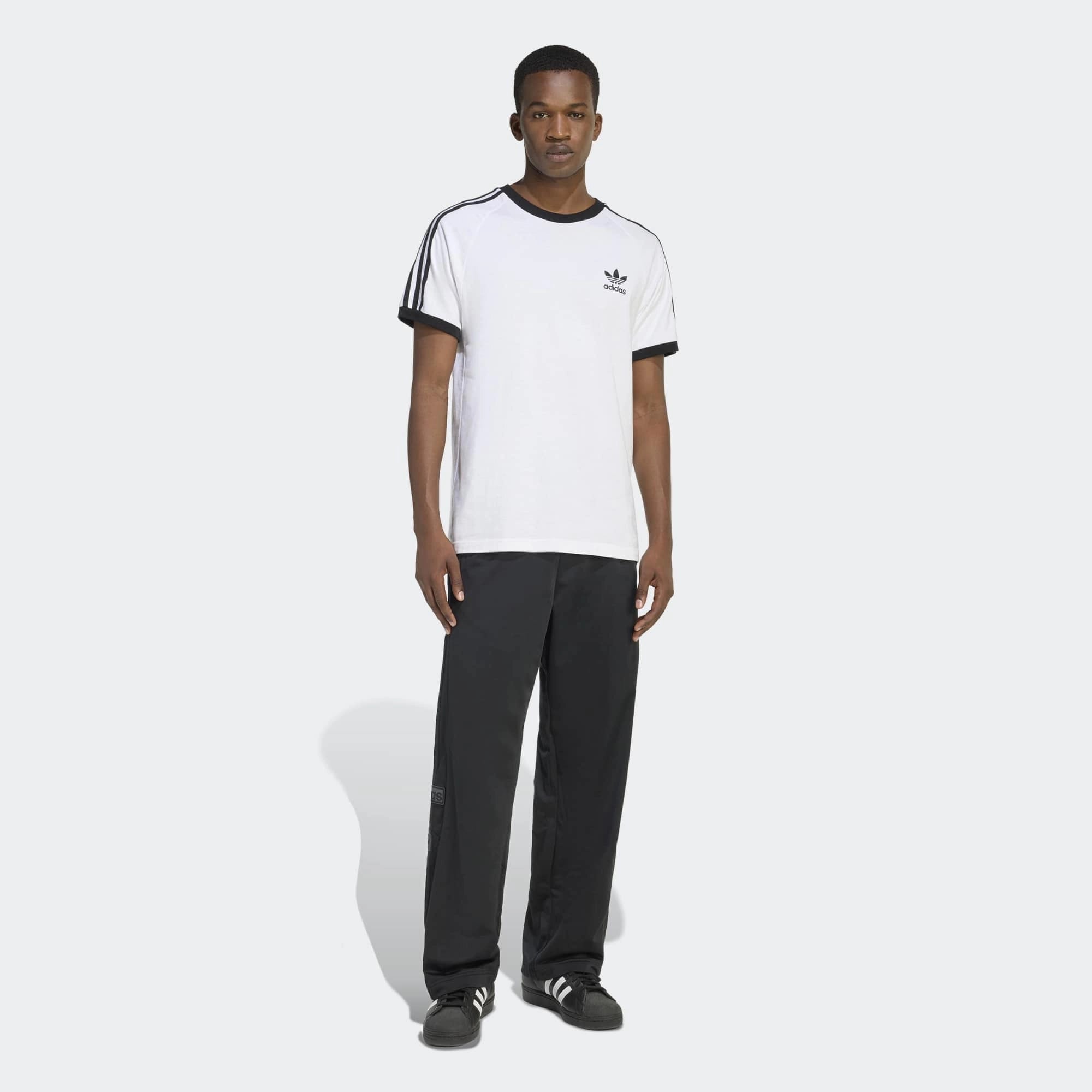 "adidas Originals Adibreak Track Pants Herren All Black, weites Bein mit Druckknopfleiste, tonale 3-Streifen bei Stickabush.“