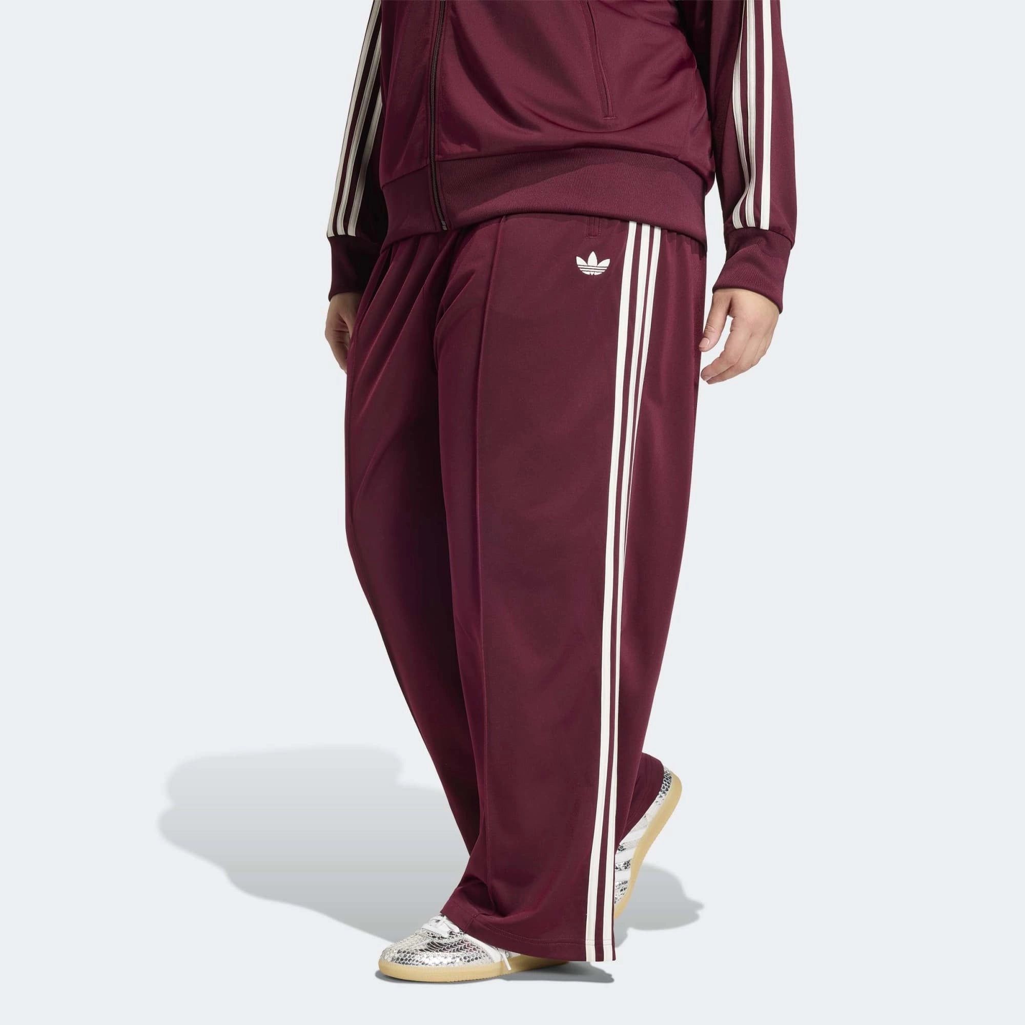 "adidas Originals Firebird Loose Track Pants Damen in Maroon Weinrot mit weißen Streifen, weites Bein, Plus-Size, KD4035 bei Stickabush.“
