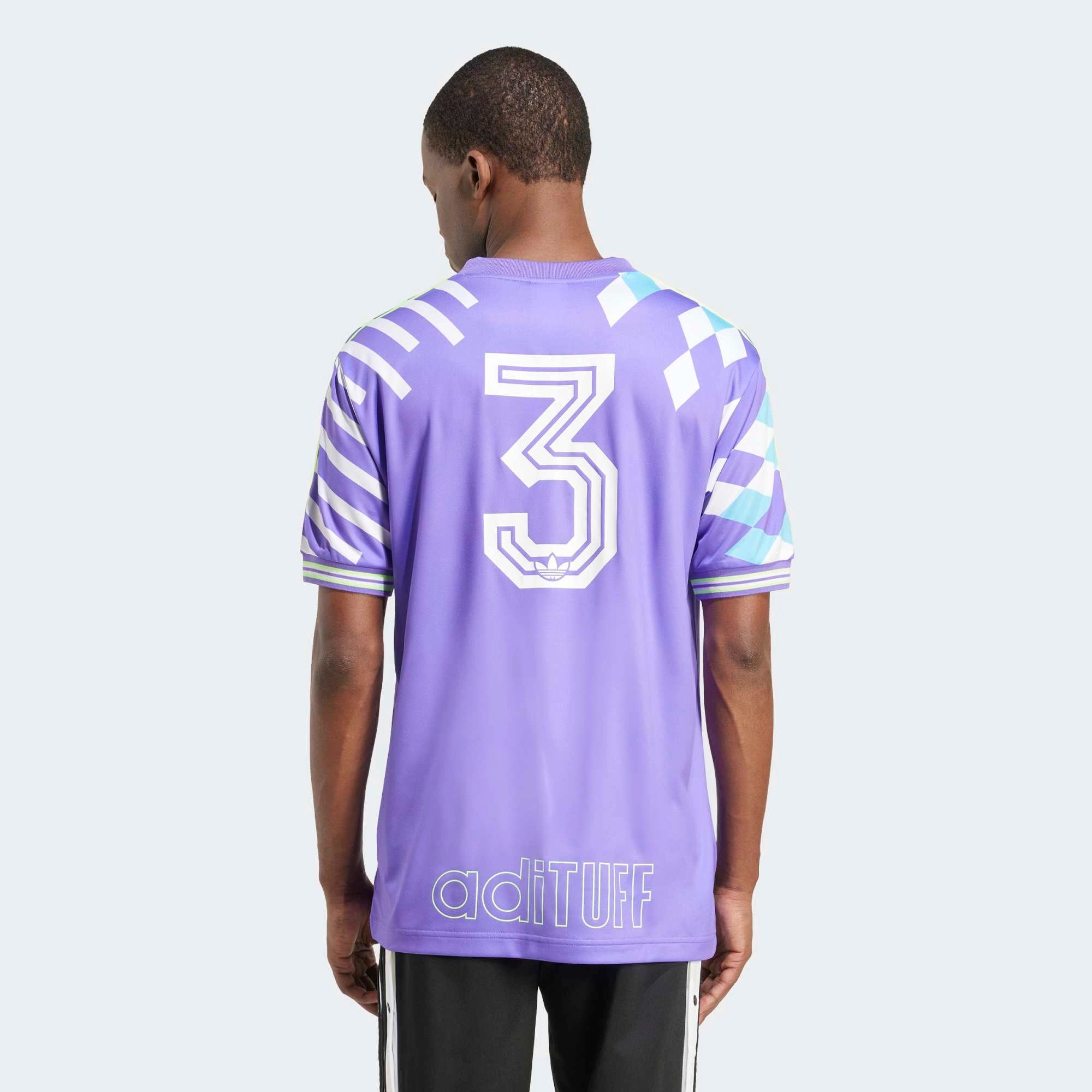 “adidas Originals Nuwave 90s Jersey Trikot in Lila (Purple Rush) mit Retro-Grafik-Print und adidas Trefoil-Logo auf der Brust bei Stickabush.“