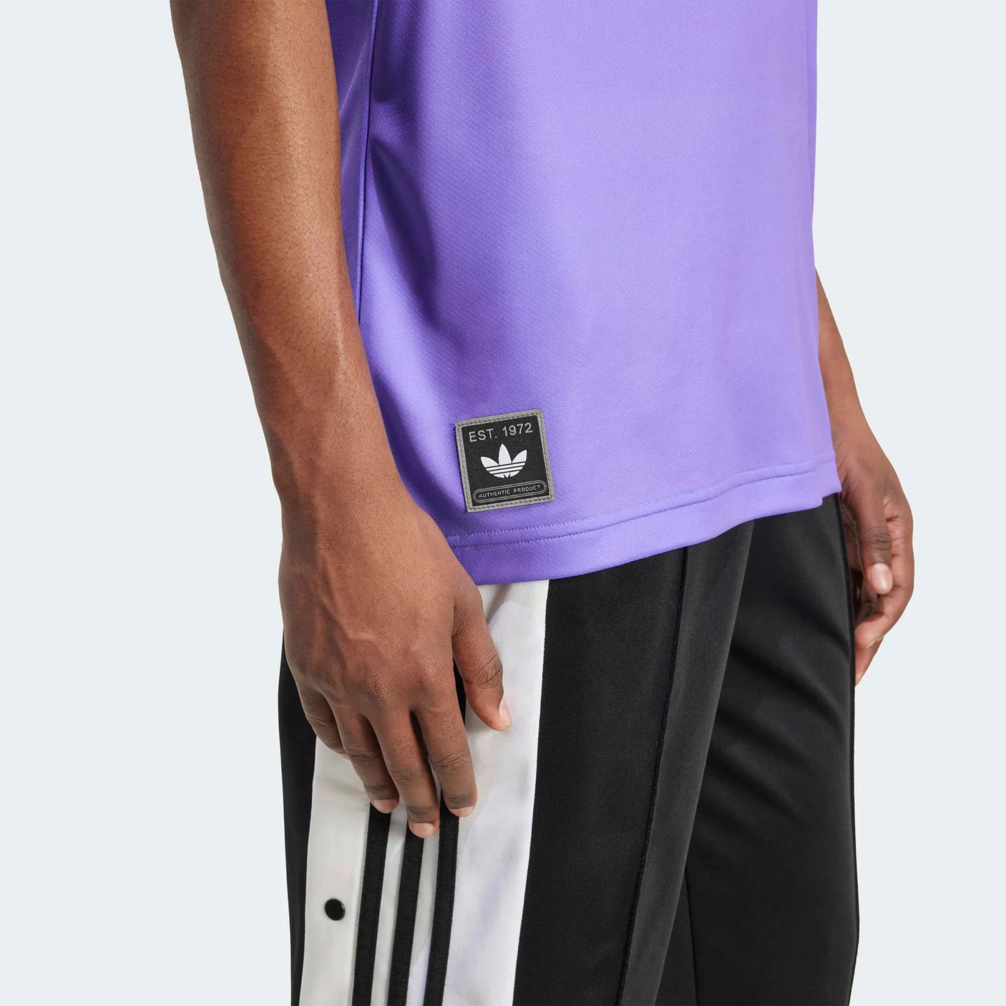 “adidas Originals Nuwave 90s Jersey Trikot in Lila (Purple Rush) mit Retro-Grafik-Print und adidas Trefoil-Logo auf der Brust bei Stickabush.“