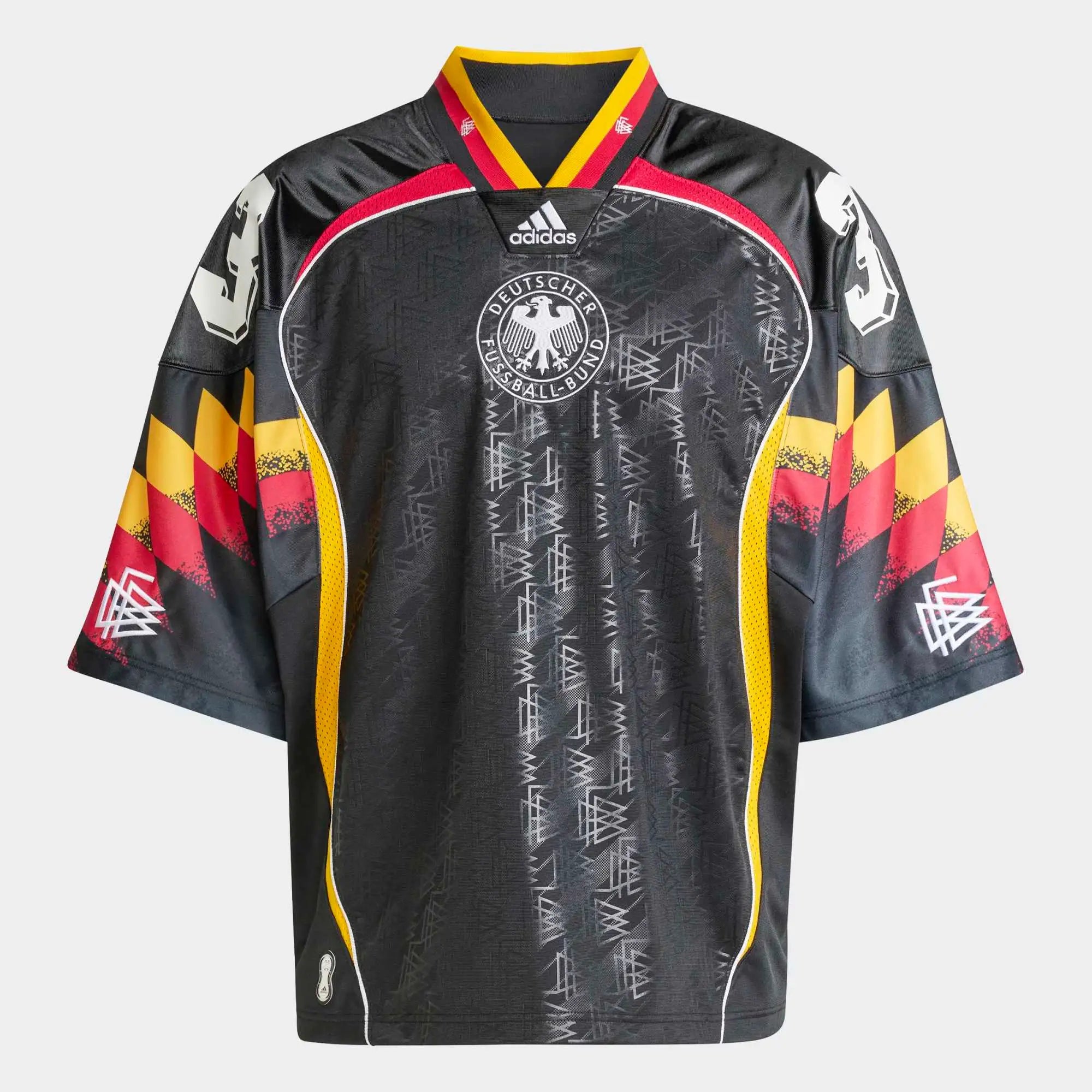 “Frontansicht des adidas Originals Bringback Remixed DFB Trikots KD5980 in Schwarz mit der großen weißen Nummer 3 und kleinen Nummern an den Schultern bei Stickabush.“