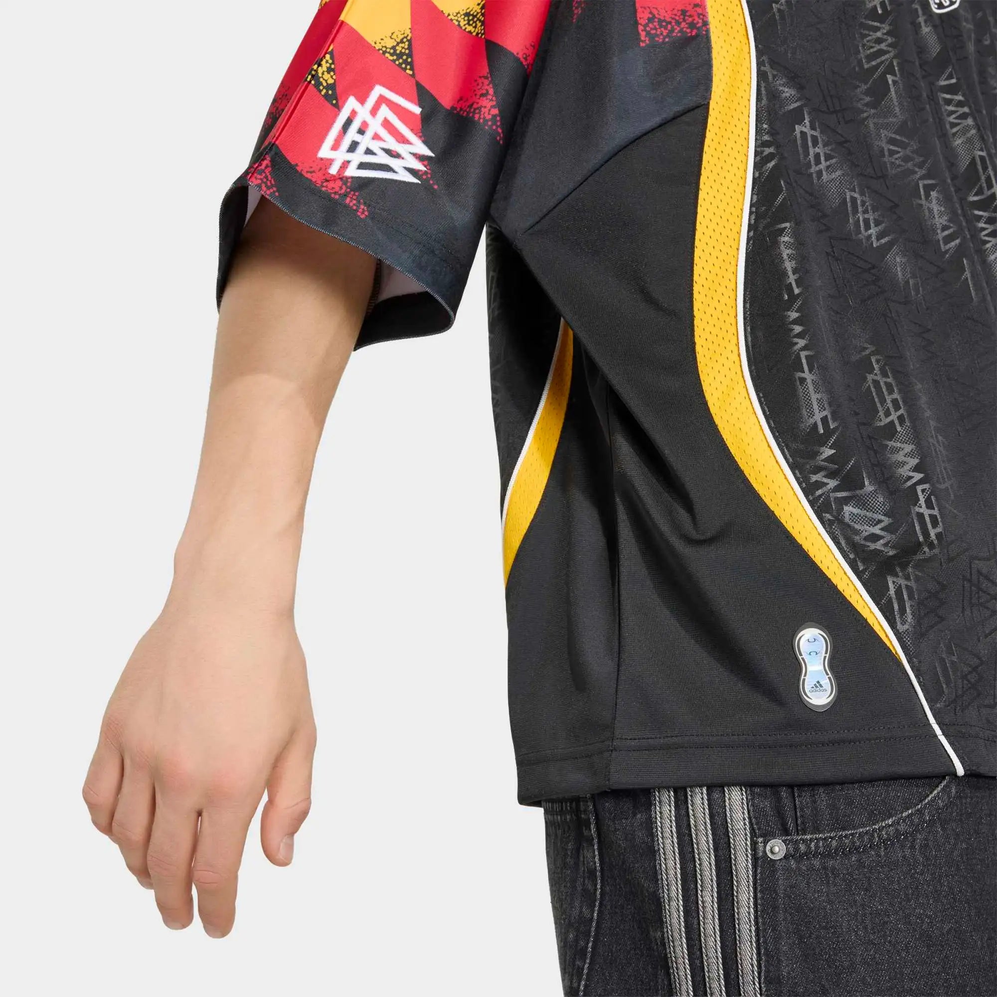 “Detailansicht Model Outfit des adidas Originals Bringback Remixed DFB Trikots KD5980 in Schwarz mit der großen weißen Nummer 3 und kleinen Nummern an den Schultern bei Stickabush.“