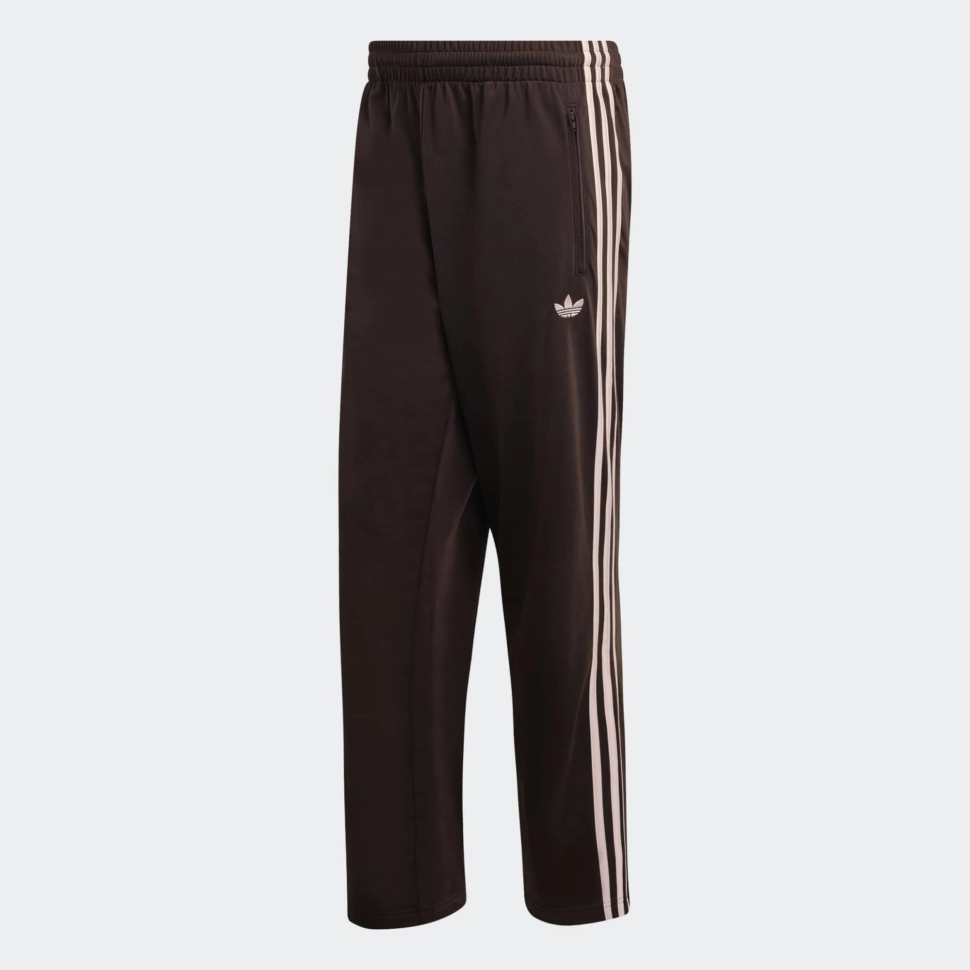 “Vorderansicht der Adidas Originals Firebird Track Pants in Aurora Coffee (Braun) mit weißen Streifen – Klassische Retro-Hose bei Stickabush Berlin.“