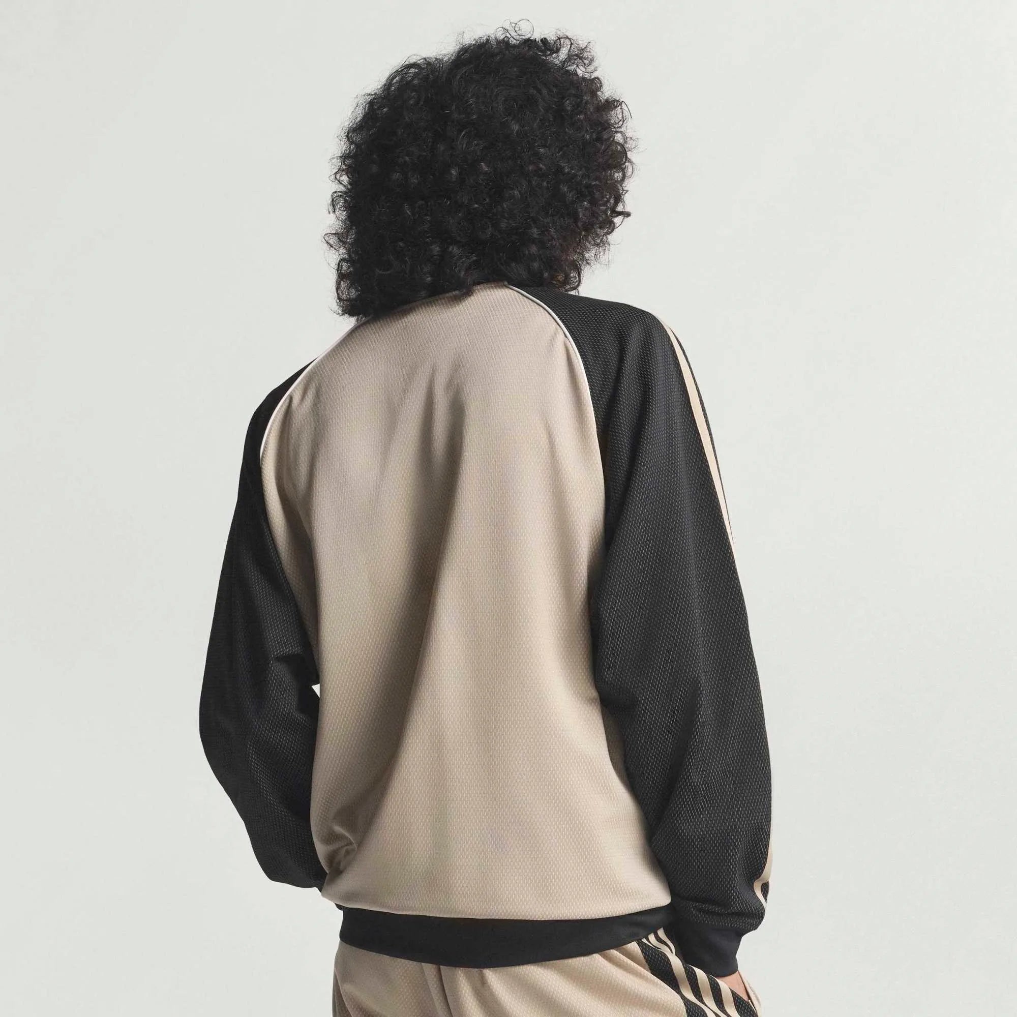 "adidas Originals SST Loose Mesh Track Top in Stone Khaki mit transparentem Mesh-Gewebe und weißen 3-Streifen auf den Ärmeln bei Stickabush Berlin.“